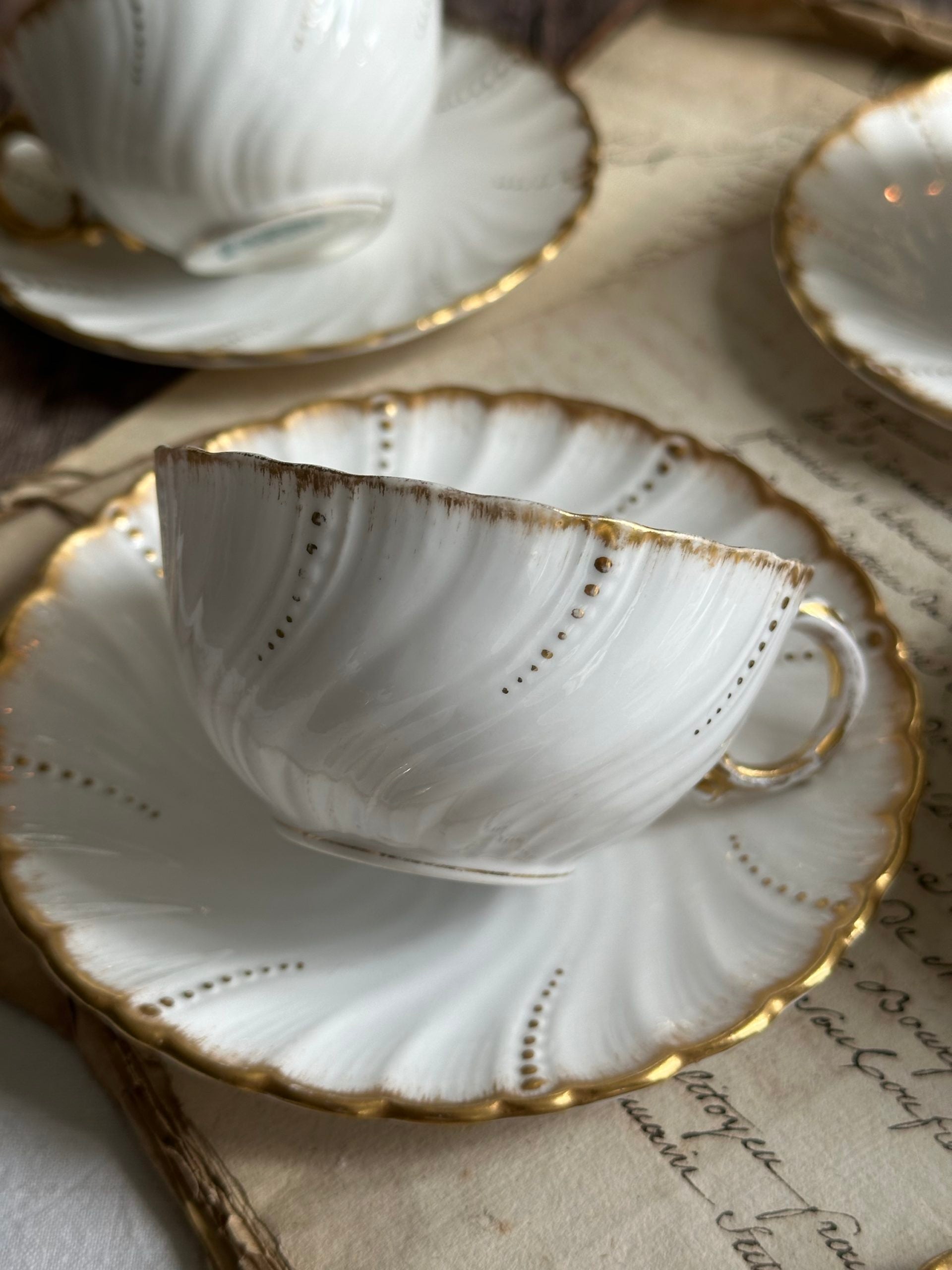 Ensemble de 5 tasses et sous-tasses en porcelaine Sarreguemines, XIXème