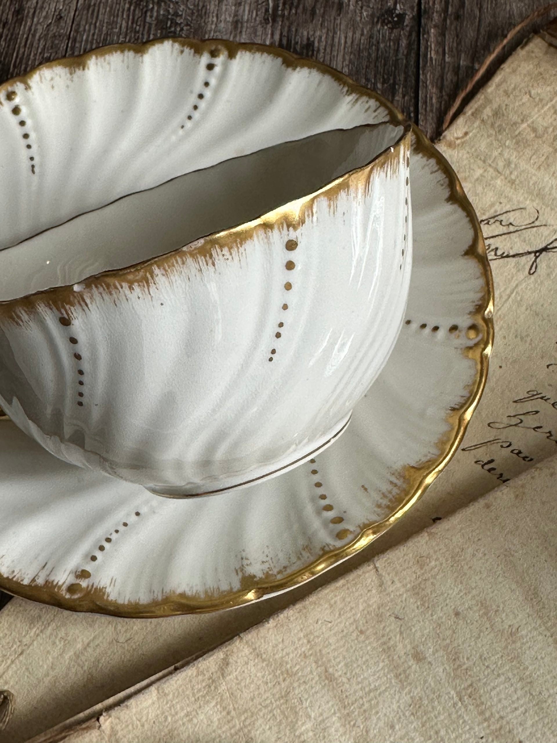 Ensemble de 5 tasses et sous-tasses en porcelaine Sarreguemines, XIXème