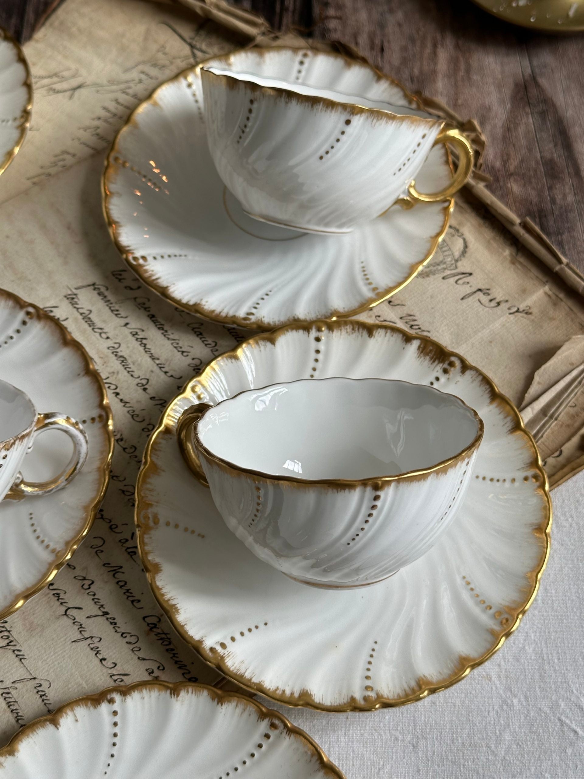 Ensemble de 5 tasses et sous-tasses en porcelaine Sarreguemines, XIXème