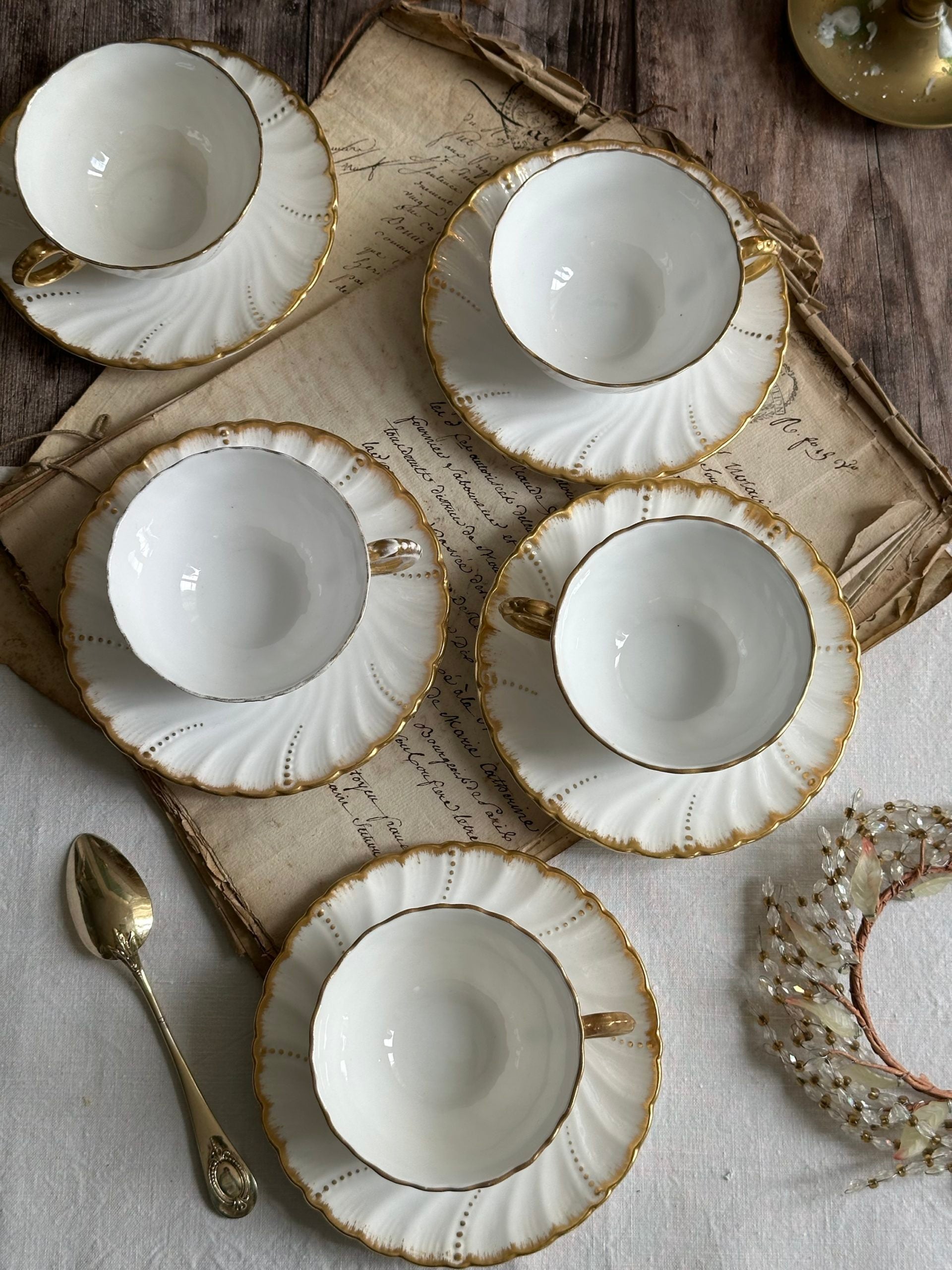 Ensemble de 5 tasses et sous-tasses en porcelaine Sarreguemines, XIXème