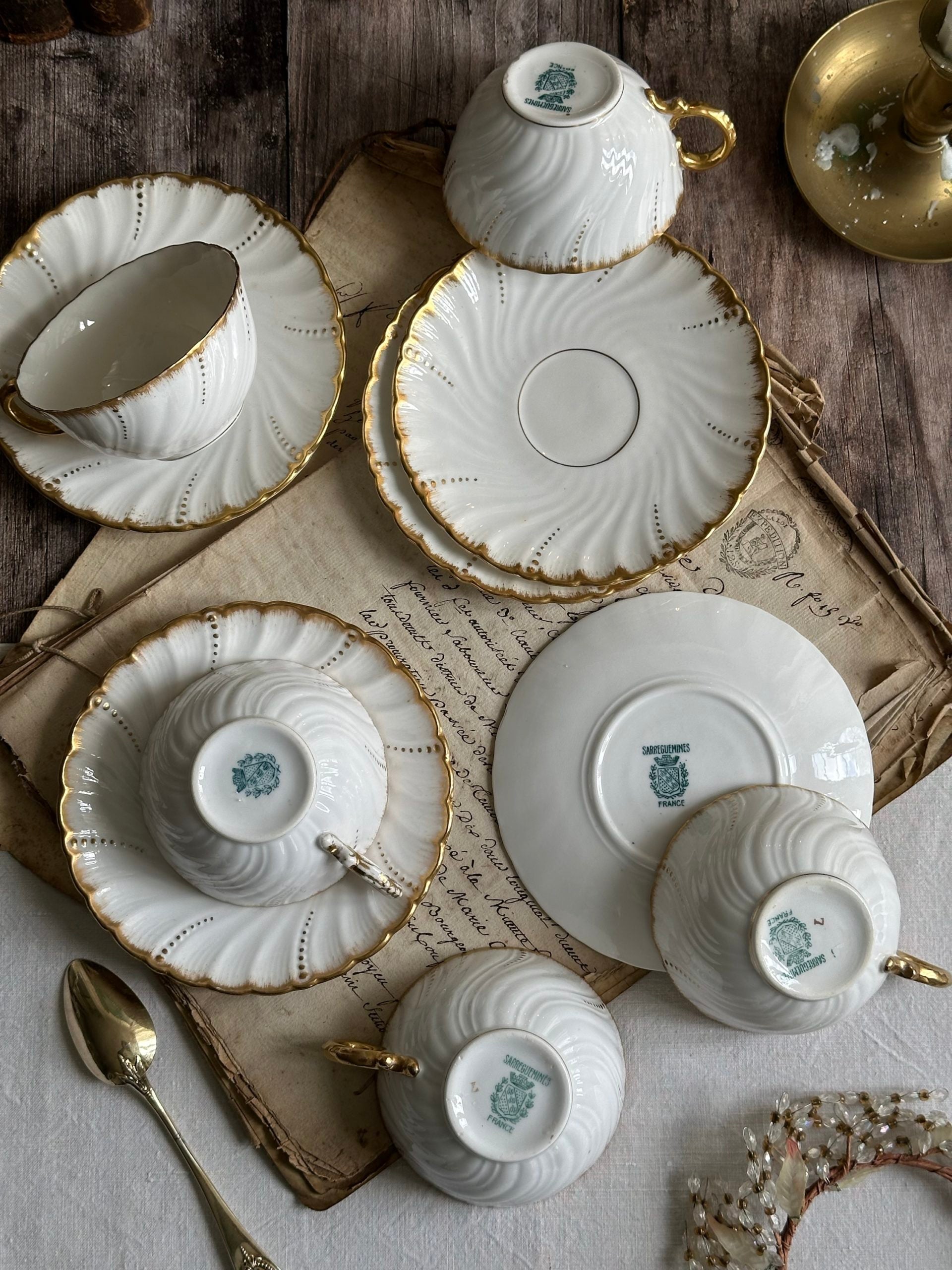 Ensemble de 5 tasses et sous-tasses en porcelaine Sarreguemines, XIXème