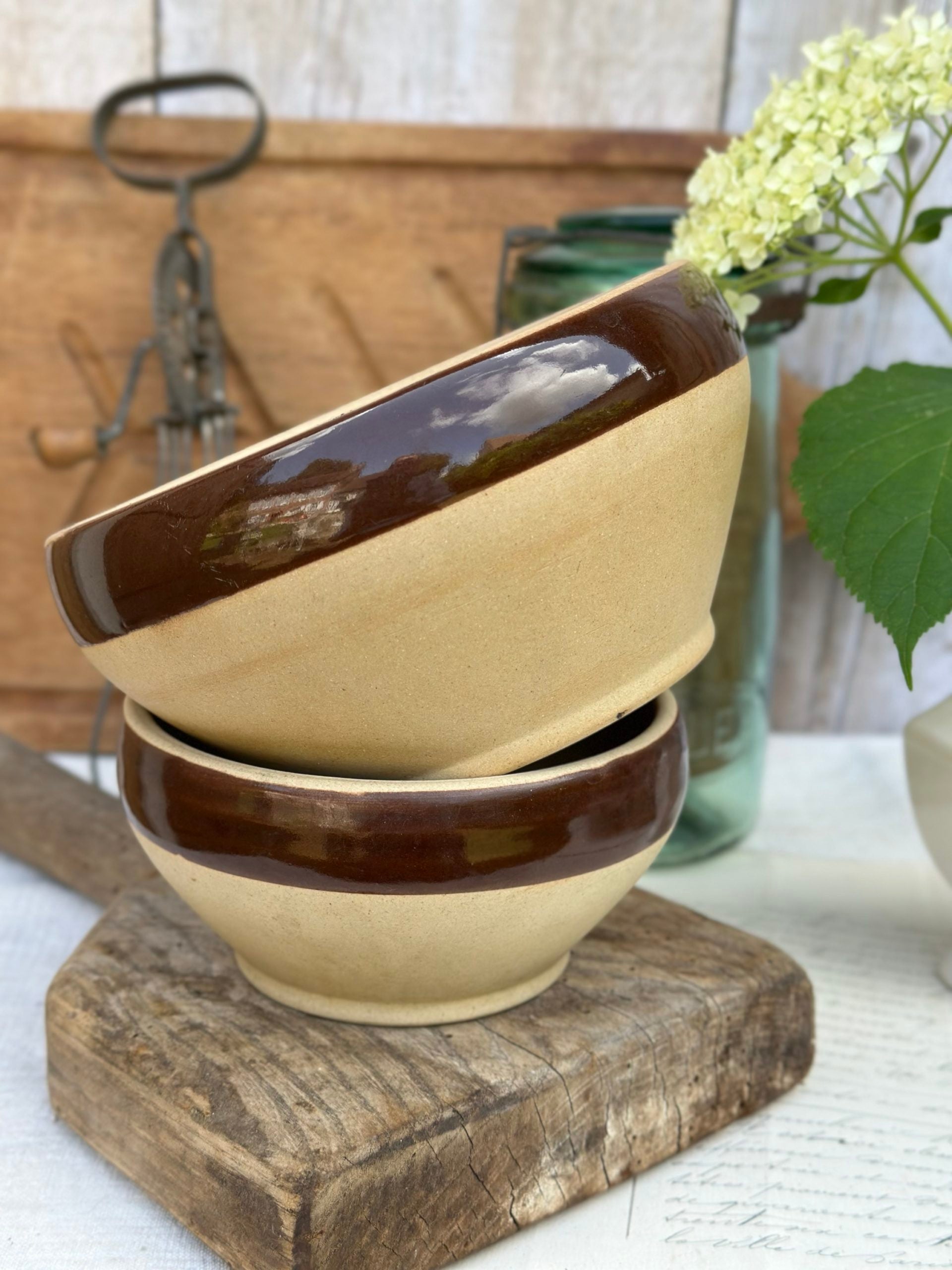 Deux bols / terrines en grès Digoin, grand et petit