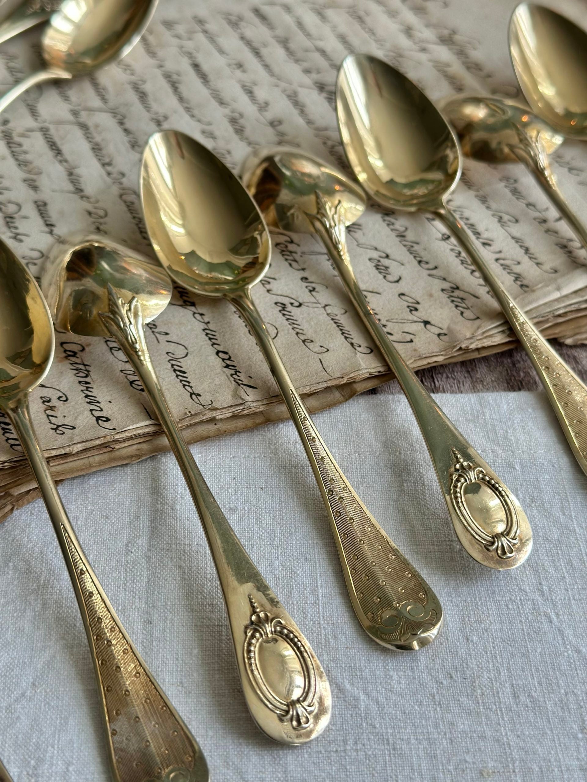 Suite de 12 cuillères à dessert/ à café en vermeil (argent massif poinçon Minerve, recouvert d'or), orfèvre Berthier Philippe, Napoléon III, milieu XIXème