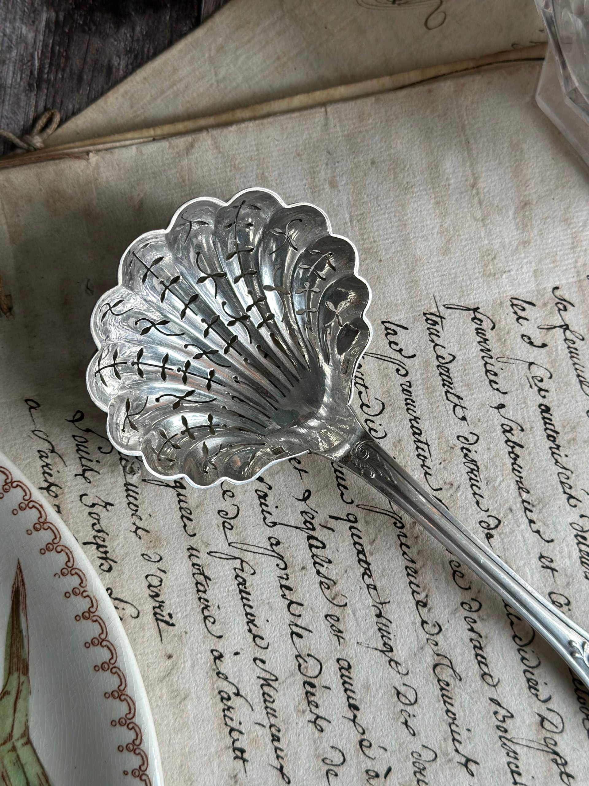 Cuillère à soupoudrer en métal argenté, Cailar Bayard, monogramme MB / BM