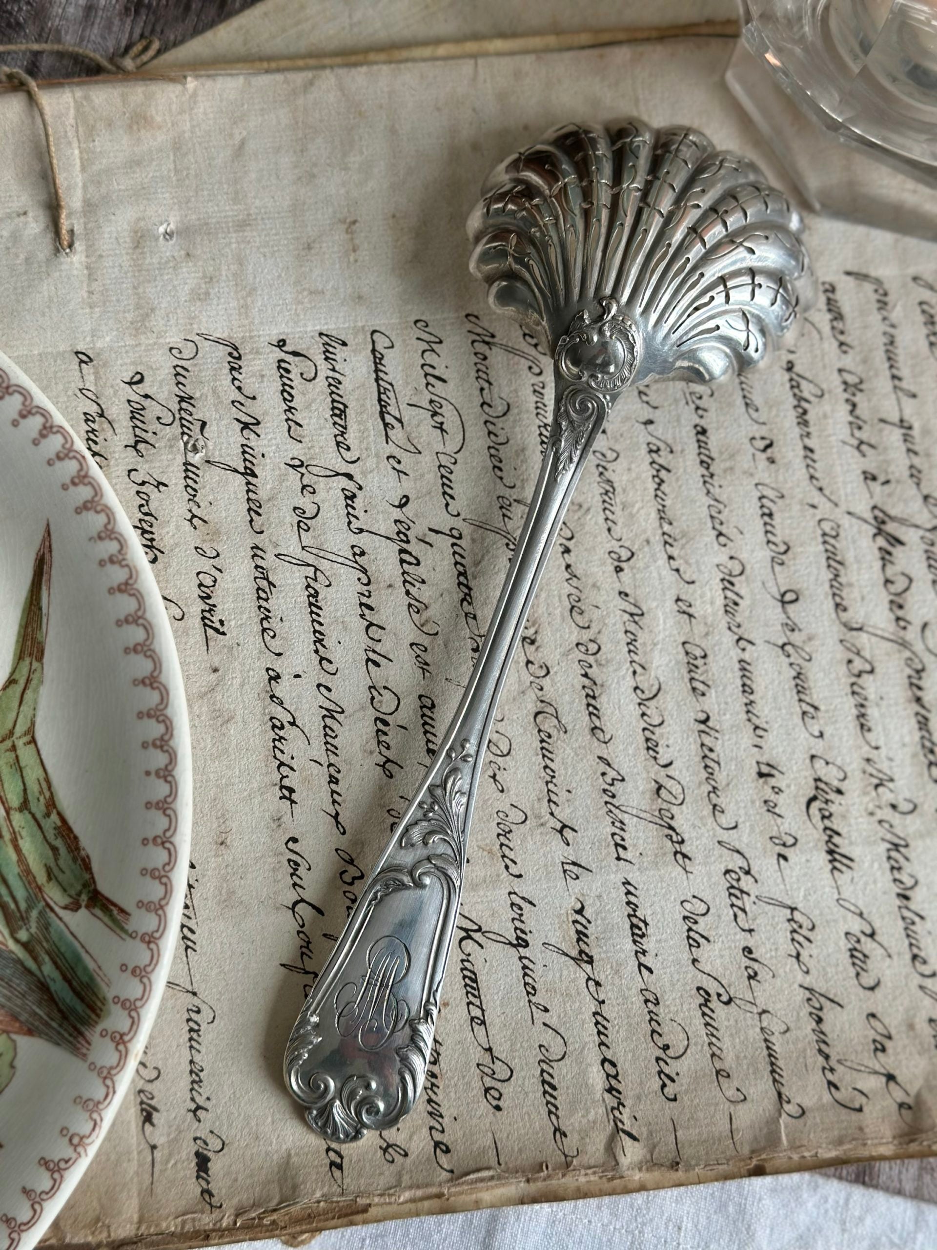 Cuillère à soupoudrer en métal argenté, Cailar Bayard, monogramme MB / BM