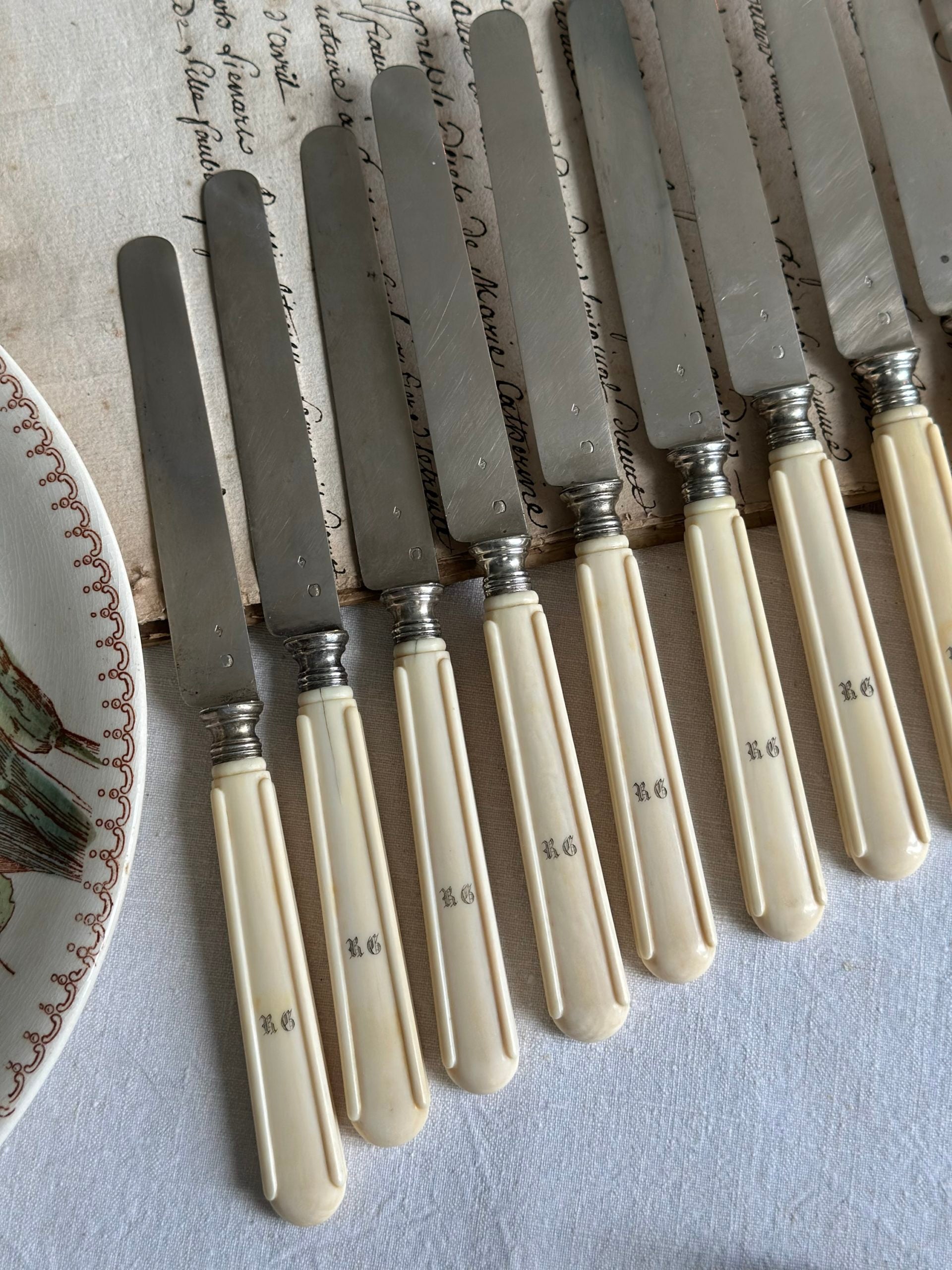 Suite de 12 couteaux à fruits, lame en argent massif (poinçon Minerve), monogrammés - époque Napoléon III