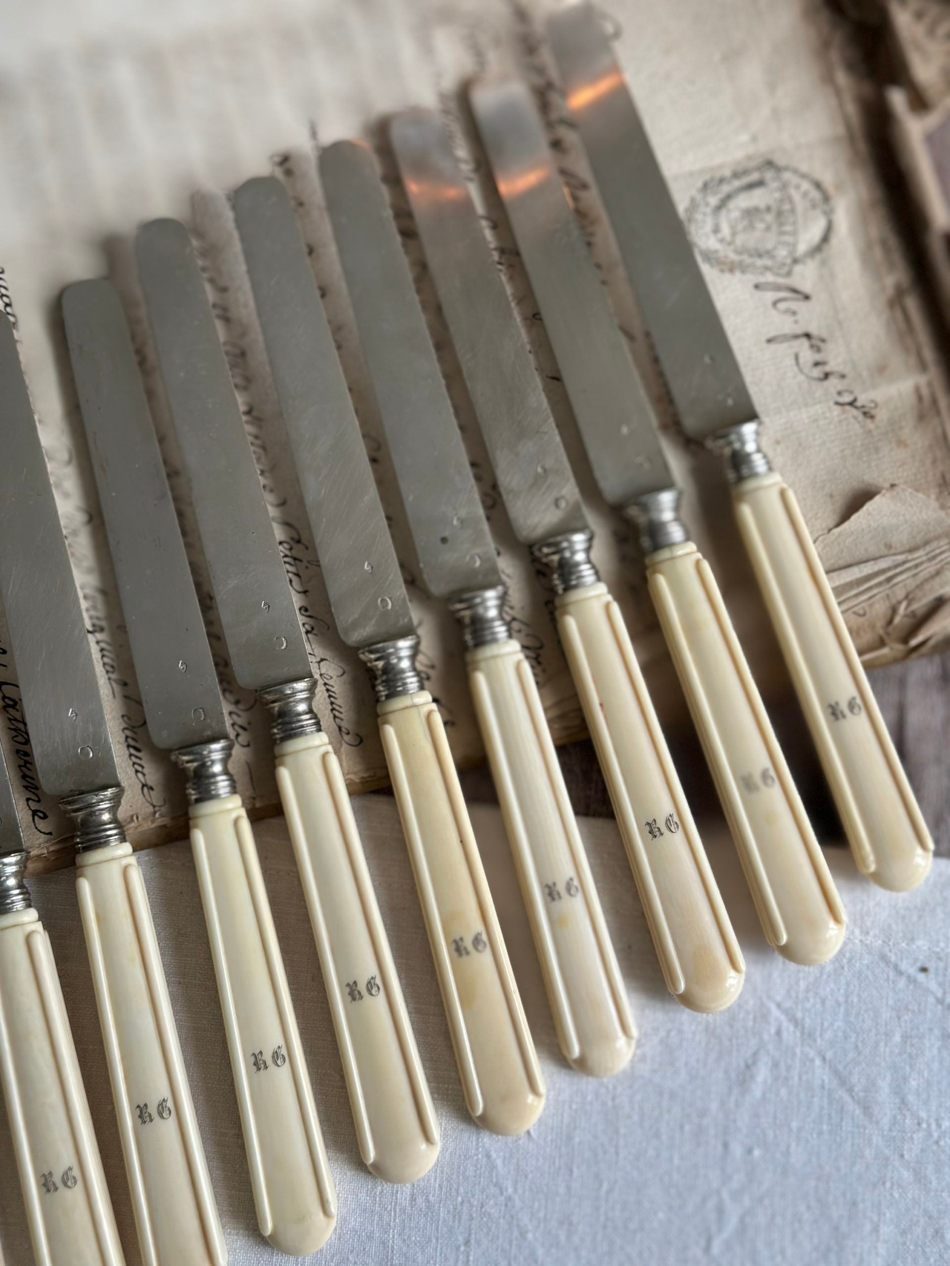 Suite de 12 couteaux à fruits, lame en argent massif (poinçon Minerve), monogrammés - époque Napoléon III