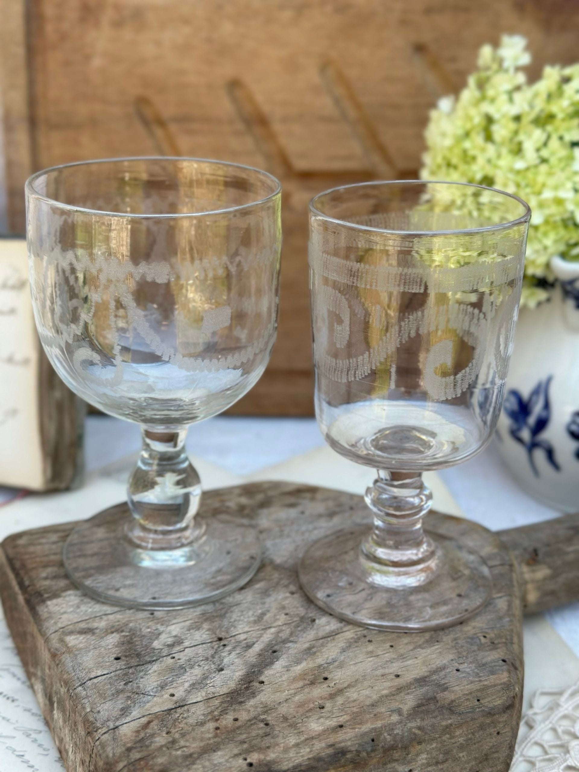 Lot de 2 verres soufflé bouche et gravés, à eau ou vin rouge, XIXème