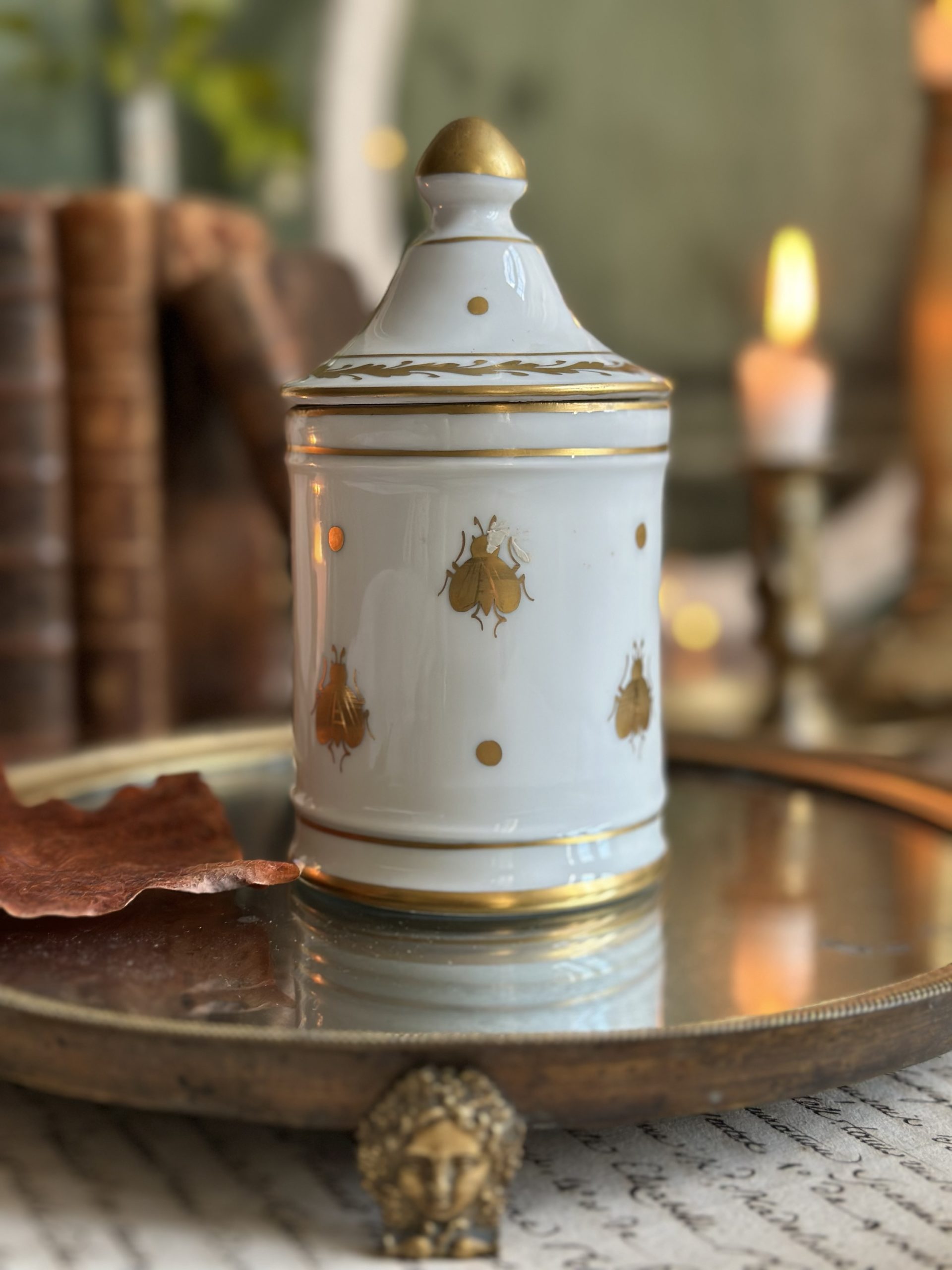Pot apothicaire en porcelaine de Limoges, peint à la main à l'or fin, XIXème