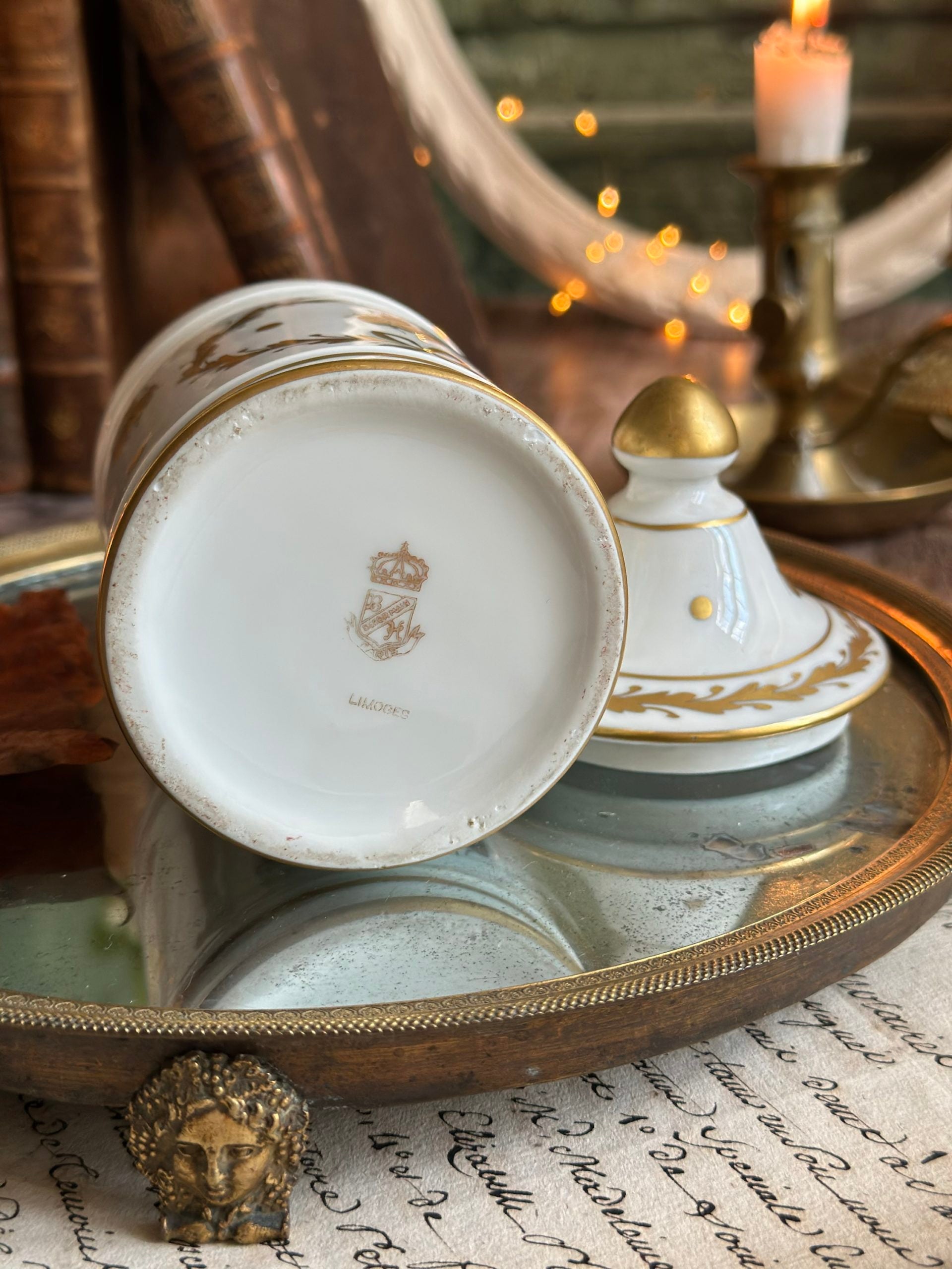 Pot apothicaire en porcelaine de Limoges, peint à la main à l'or fin, XIXème