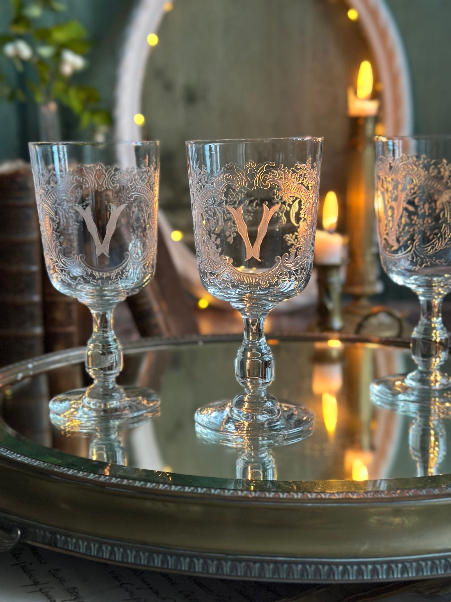 Exceptional set of 6 red wine/water glasses in Baccarat crystal engraved with the initial V