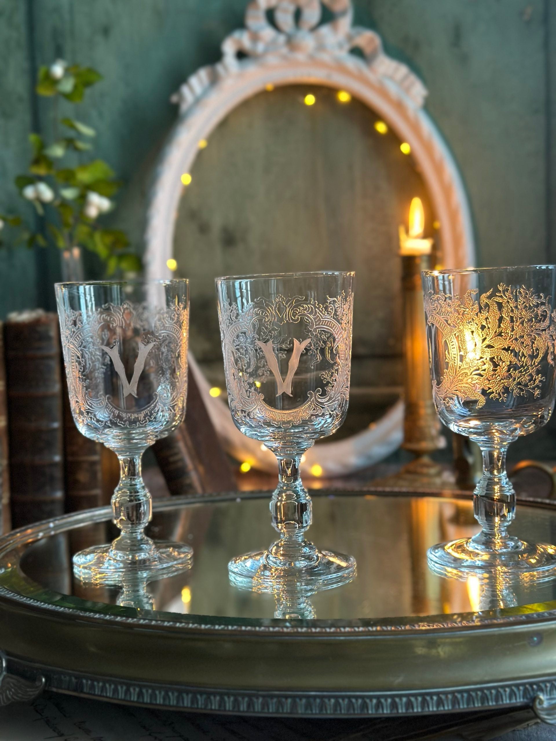 Exceptional set of 6 red wine/water glasses in Baccarat crystal engraved with the initial V