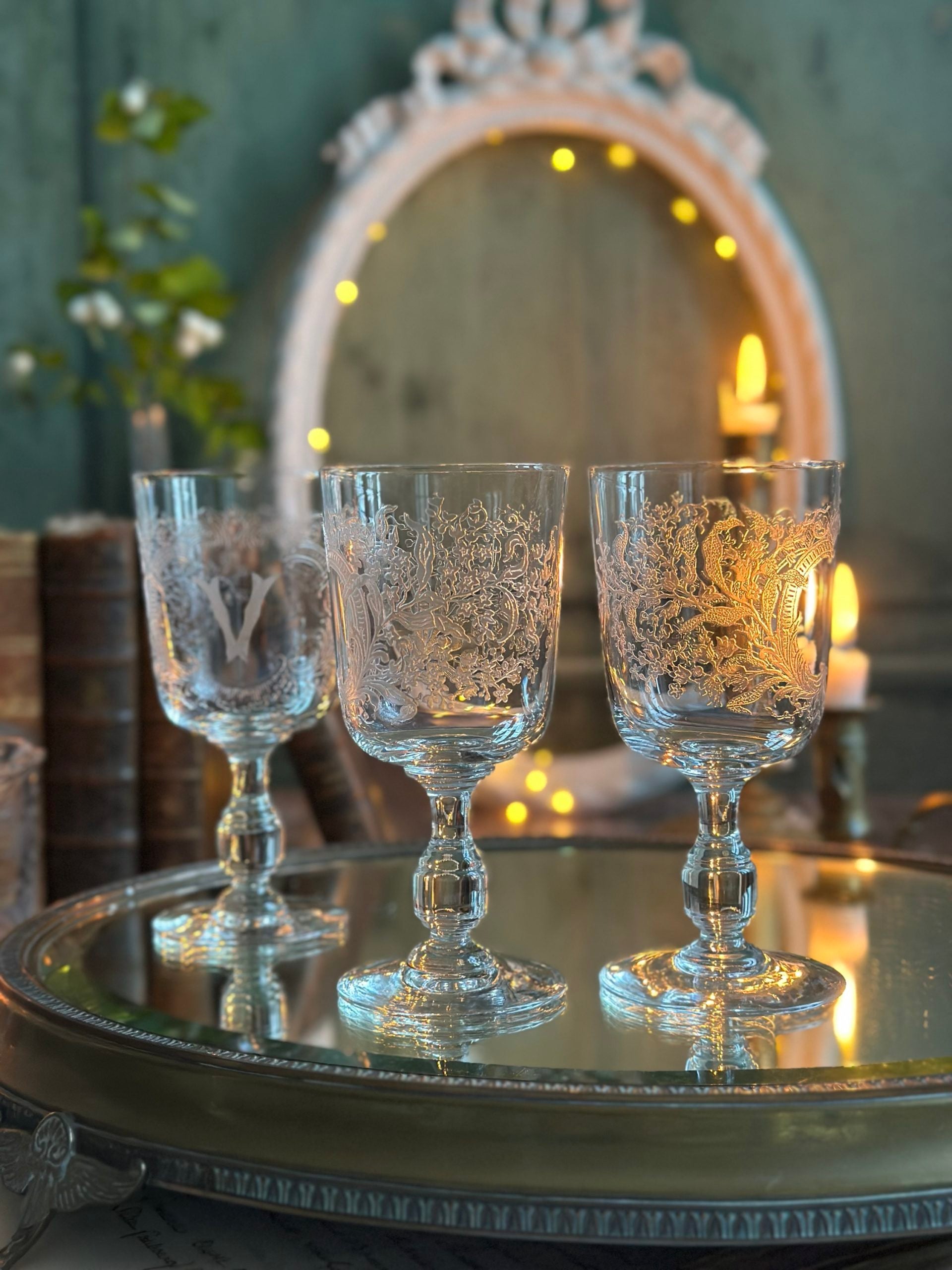 Exceptional set of 6 red wine/water glasses in Baccarat crystal engraved with the initial V