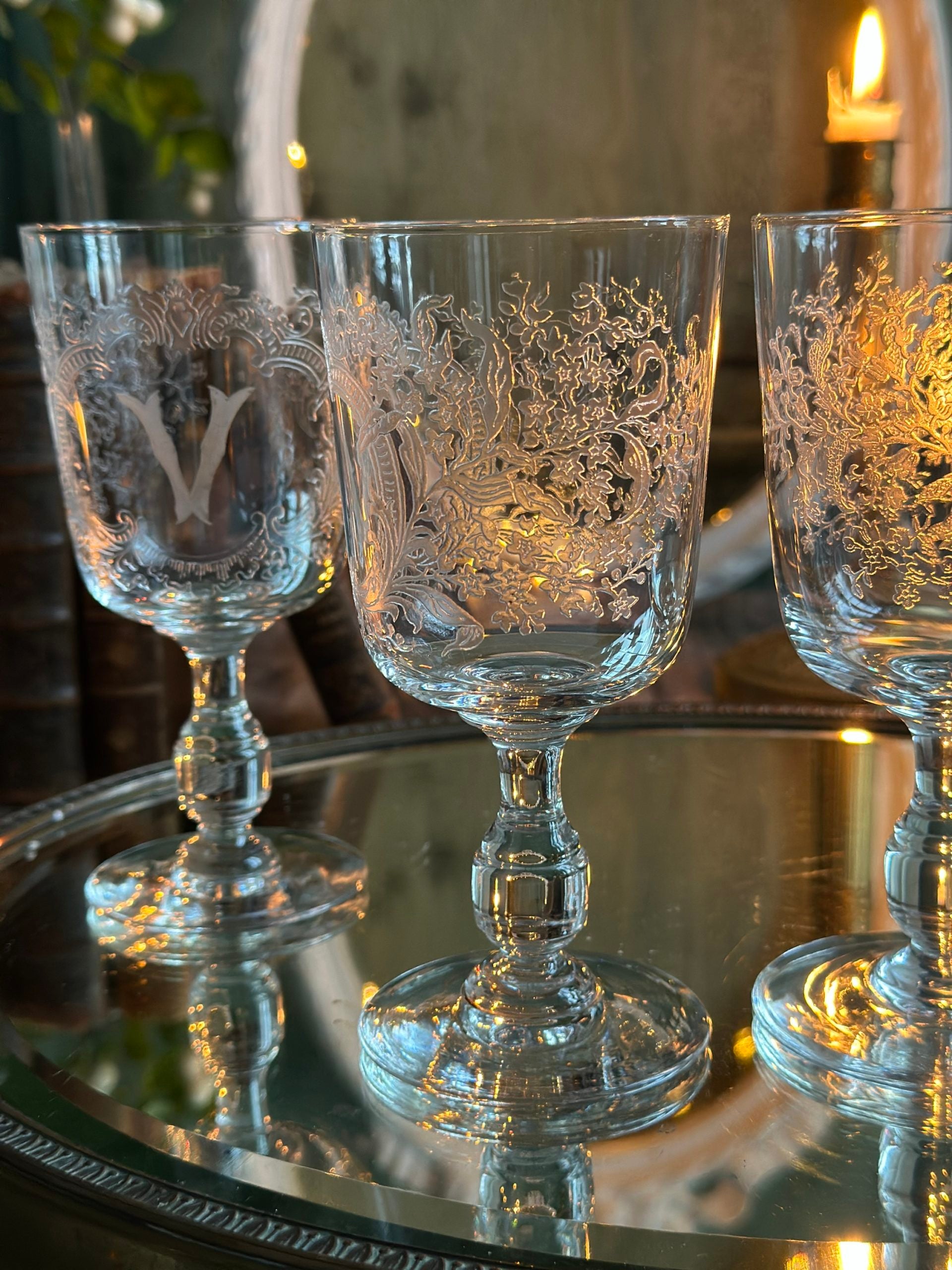 Exceptional set of 6 red wine/water glasses in Baccarat crystal engraved with the initial V