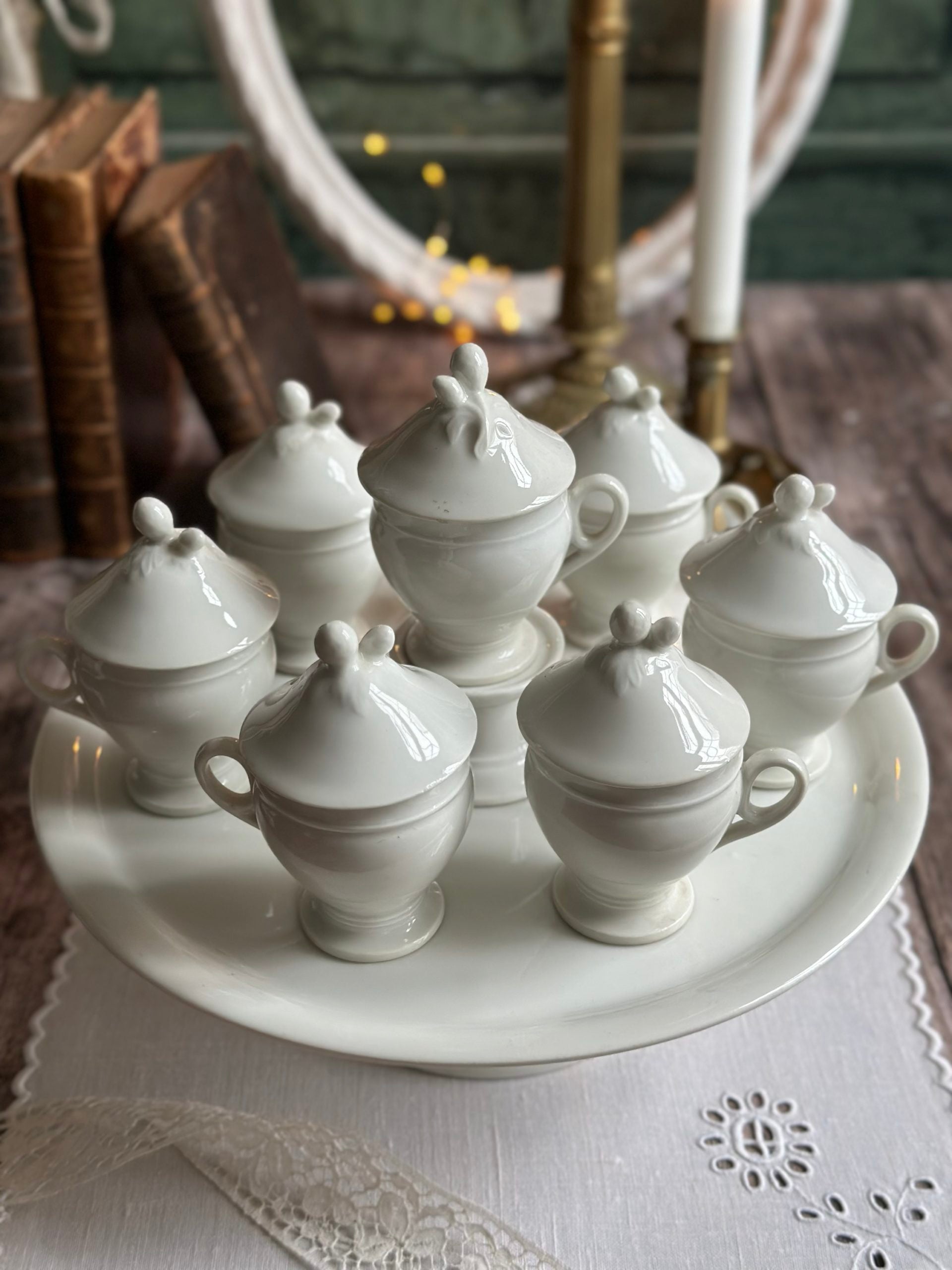Sublime service à crème ancien avec 7 pots à crème et le grand plateau, en porcelaine XIXème