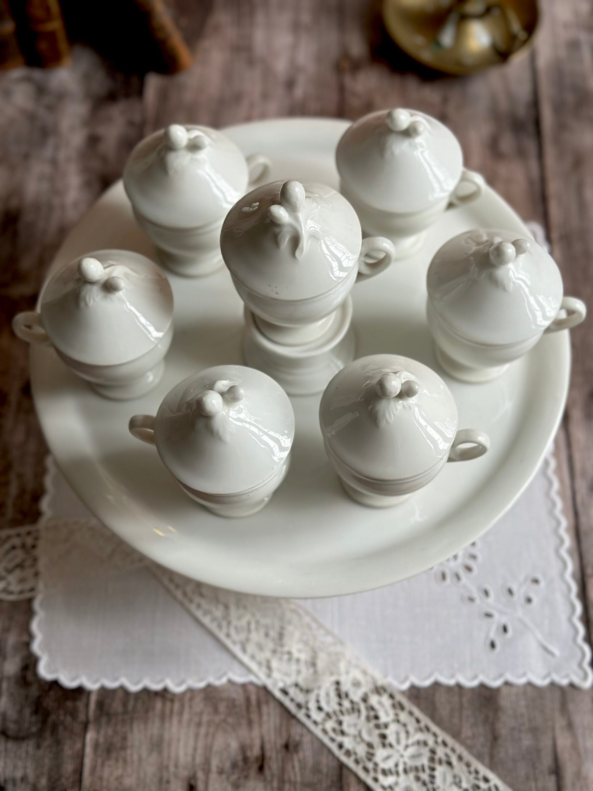 Sublime service à crème ancien avec 7 pots à crème et le grand plateau, en porcelaine XIXème
