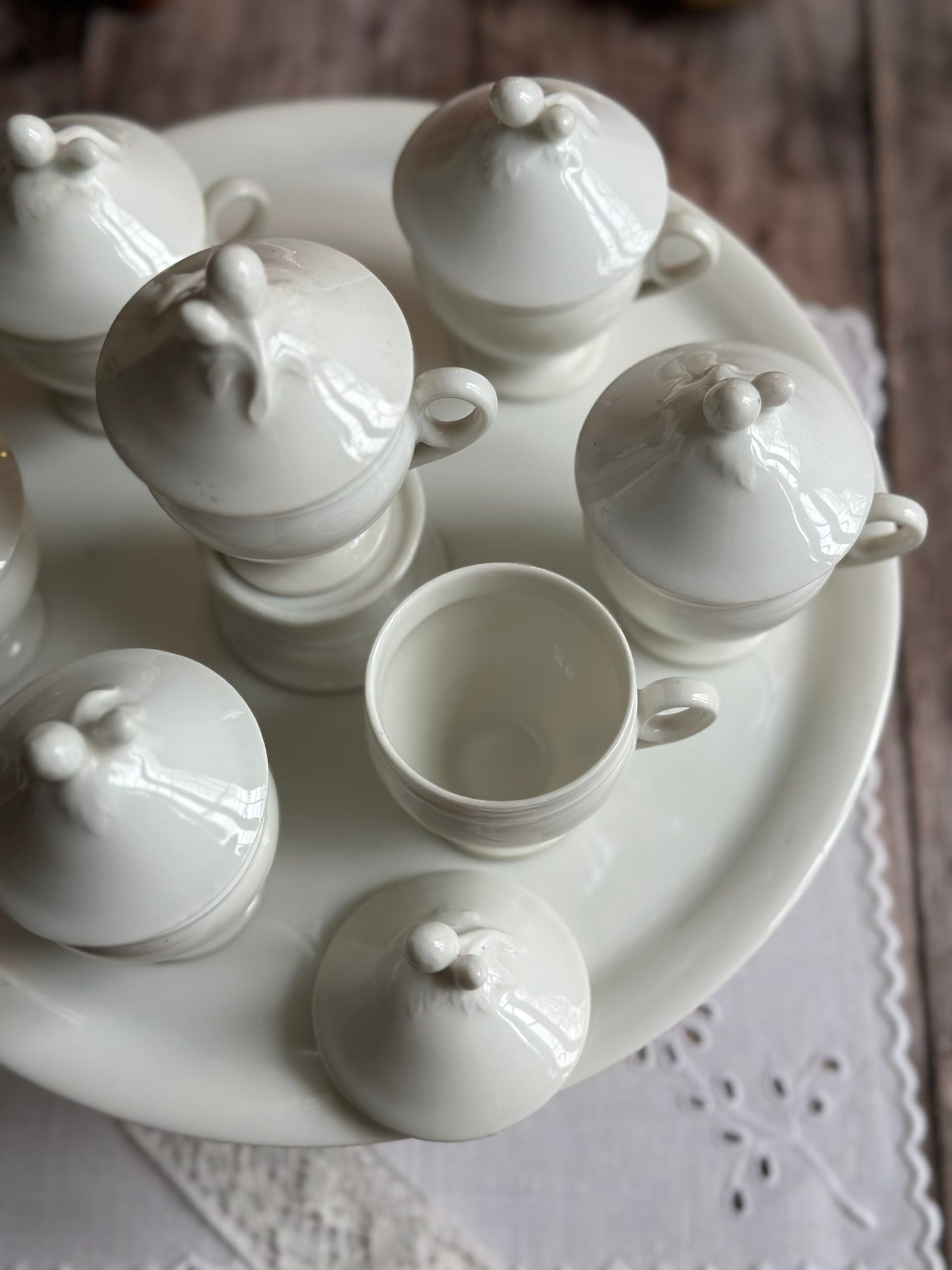 Sublime service à crème ancien avec 7 pots à crème et le grand plateau, en porcelaine XIXème