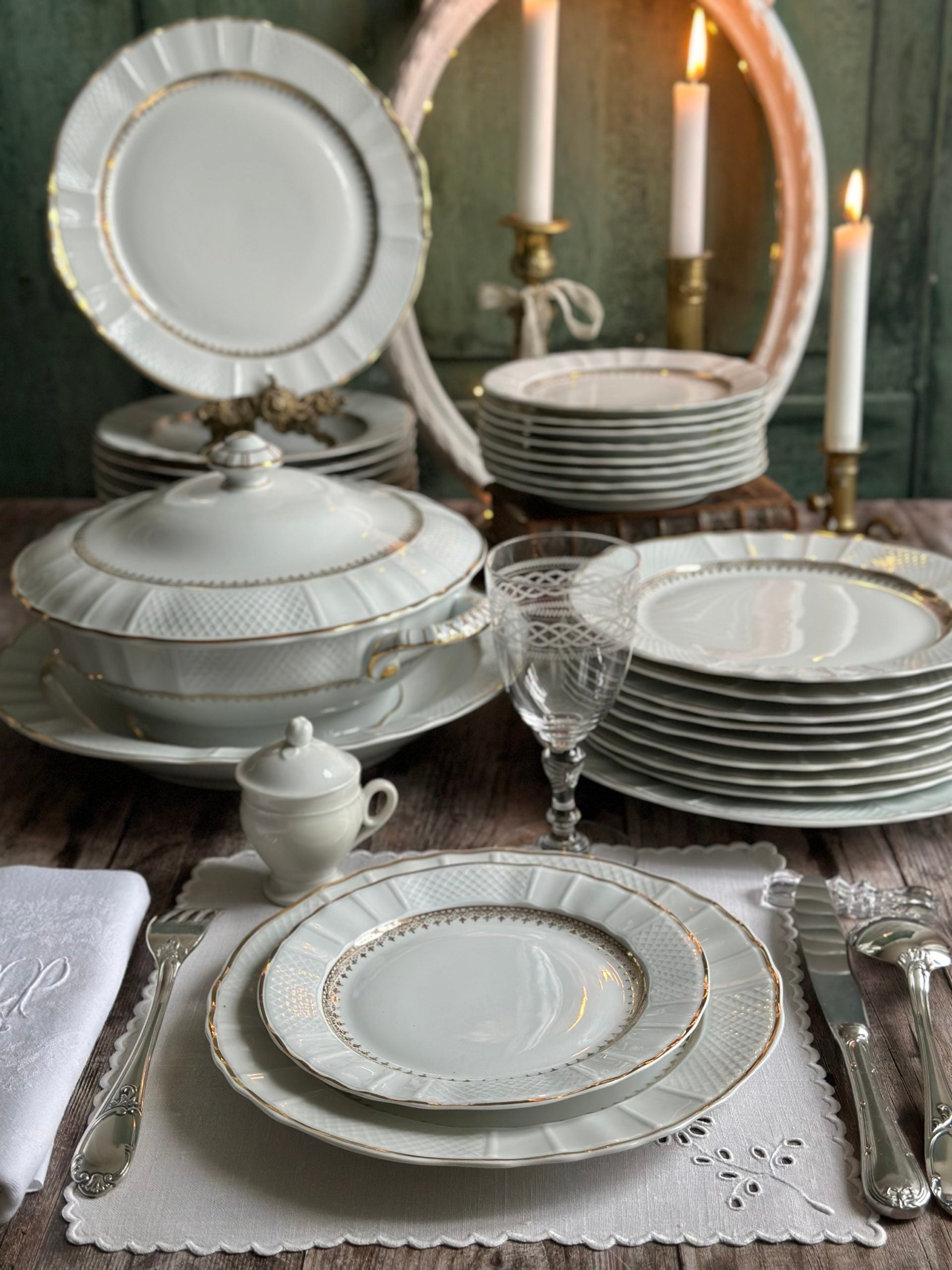 Exquisite 9-person dinner service from the prestigious Bernardaud factory, Malmaison model. Limoges porcelain.