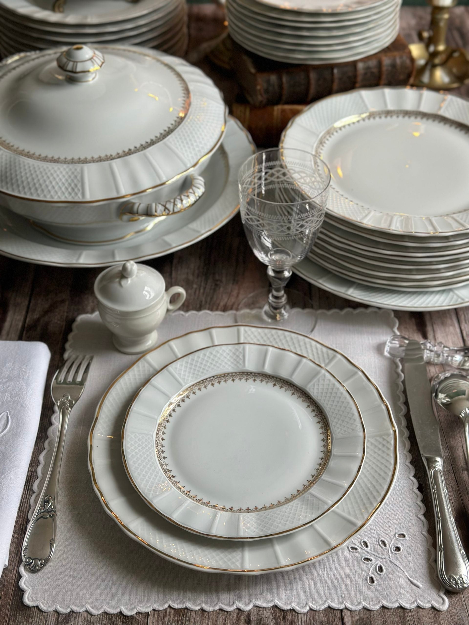 Exquisite 9-person dinner service from the prestigious Bernardaud factory, Malmaison model. Limoges porcelain.