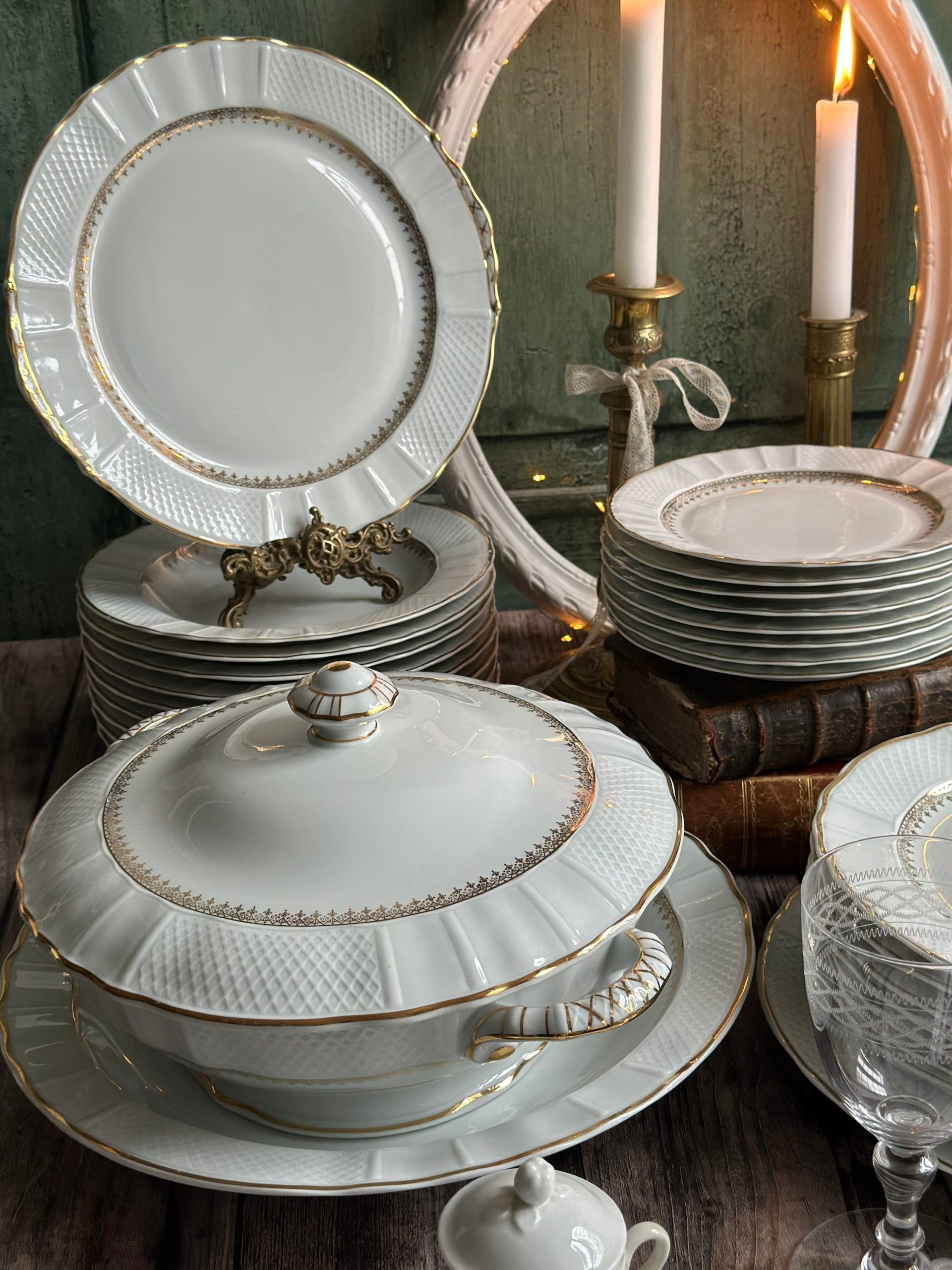 Exquisite 9-person dinner service from the prestigious Bernardaud factory, Malmaison model. Limoges porcelain.
