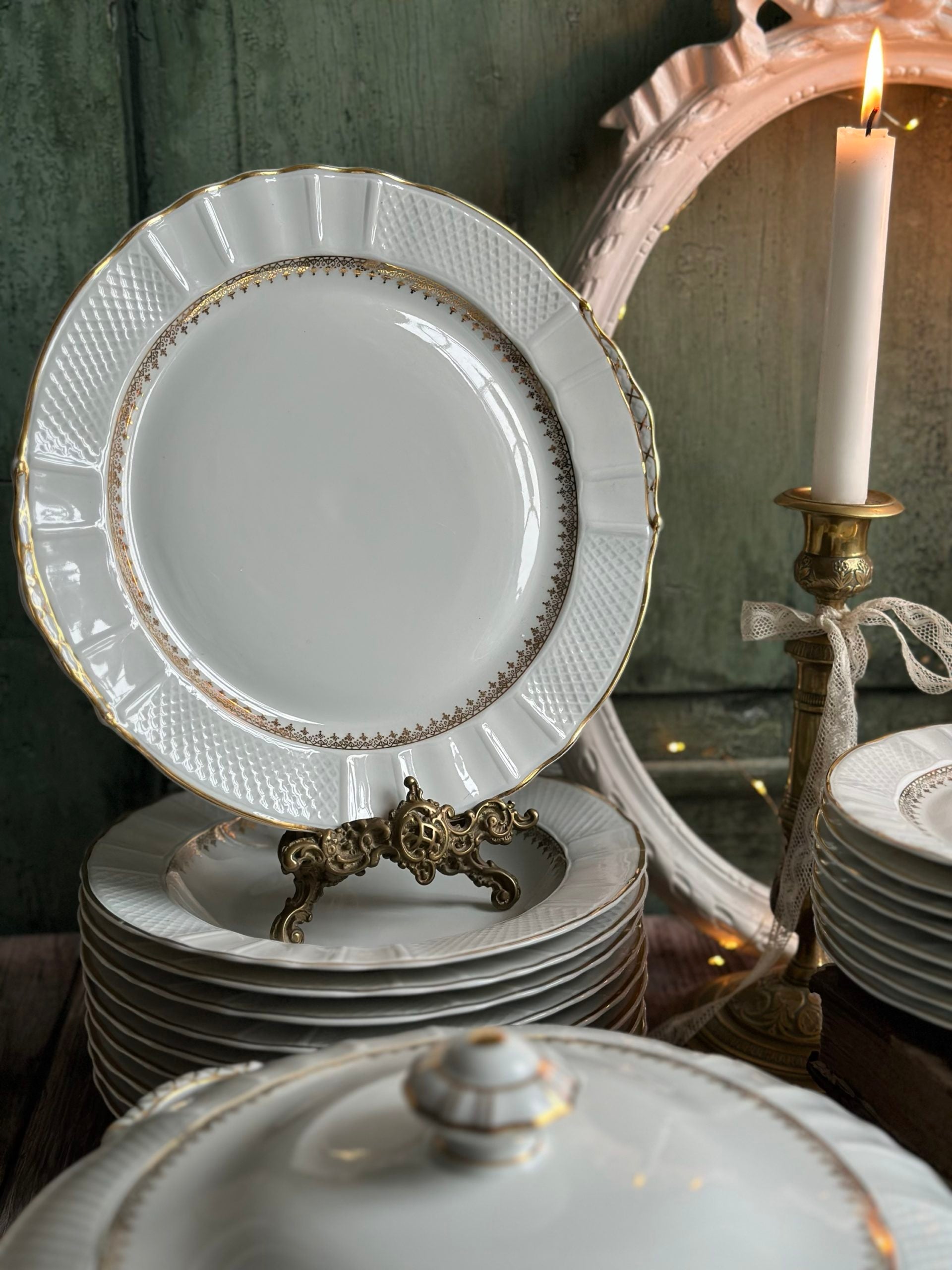 Exquisite 9-person dinner service from the prestigious Bernardaud factory, Malmaison model. Limoges porcelain.