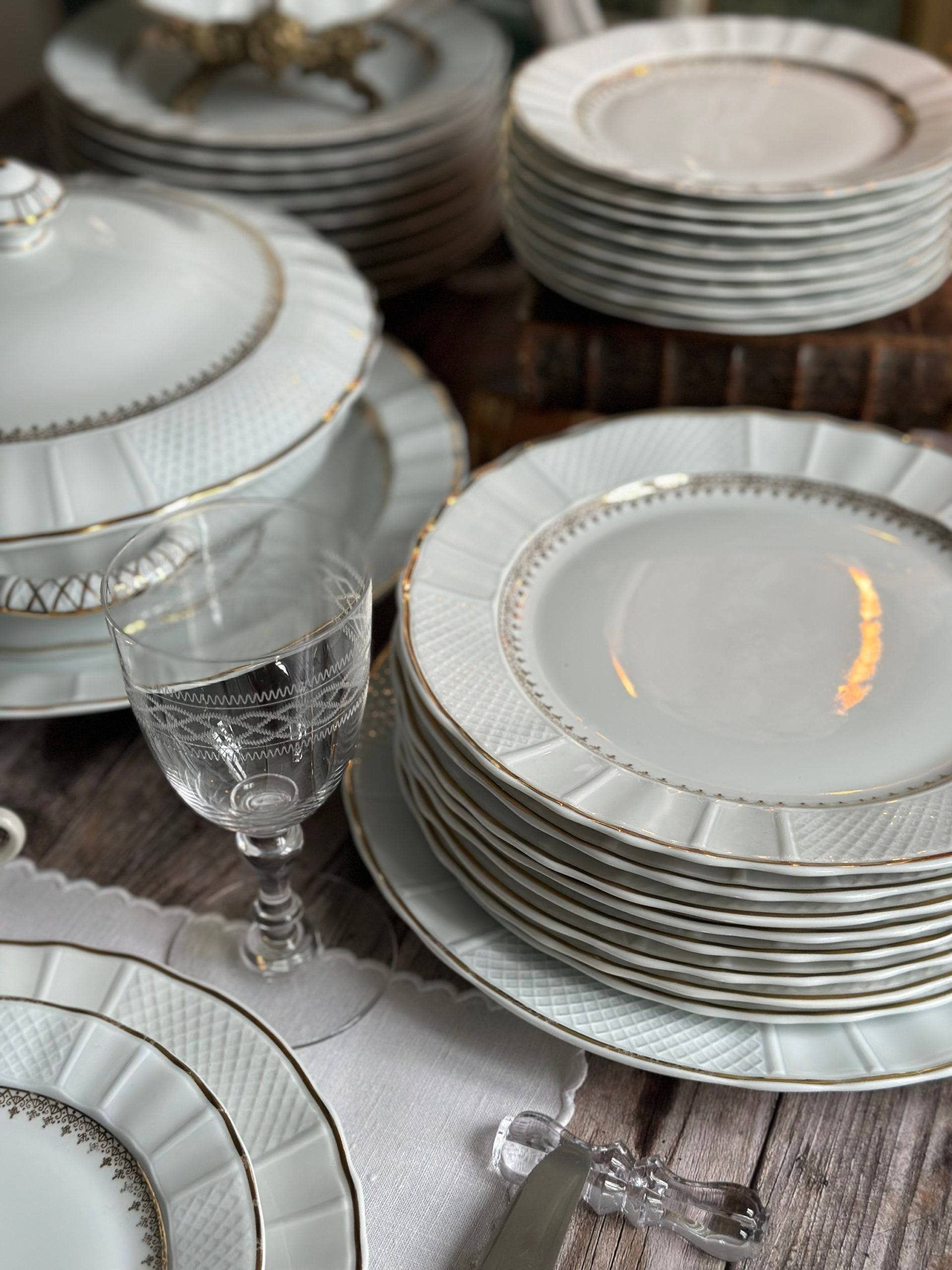 Exquisite 9-person dinner service from the prestigious Bernardaud factory, Malmaison model. Limoges porcelain.