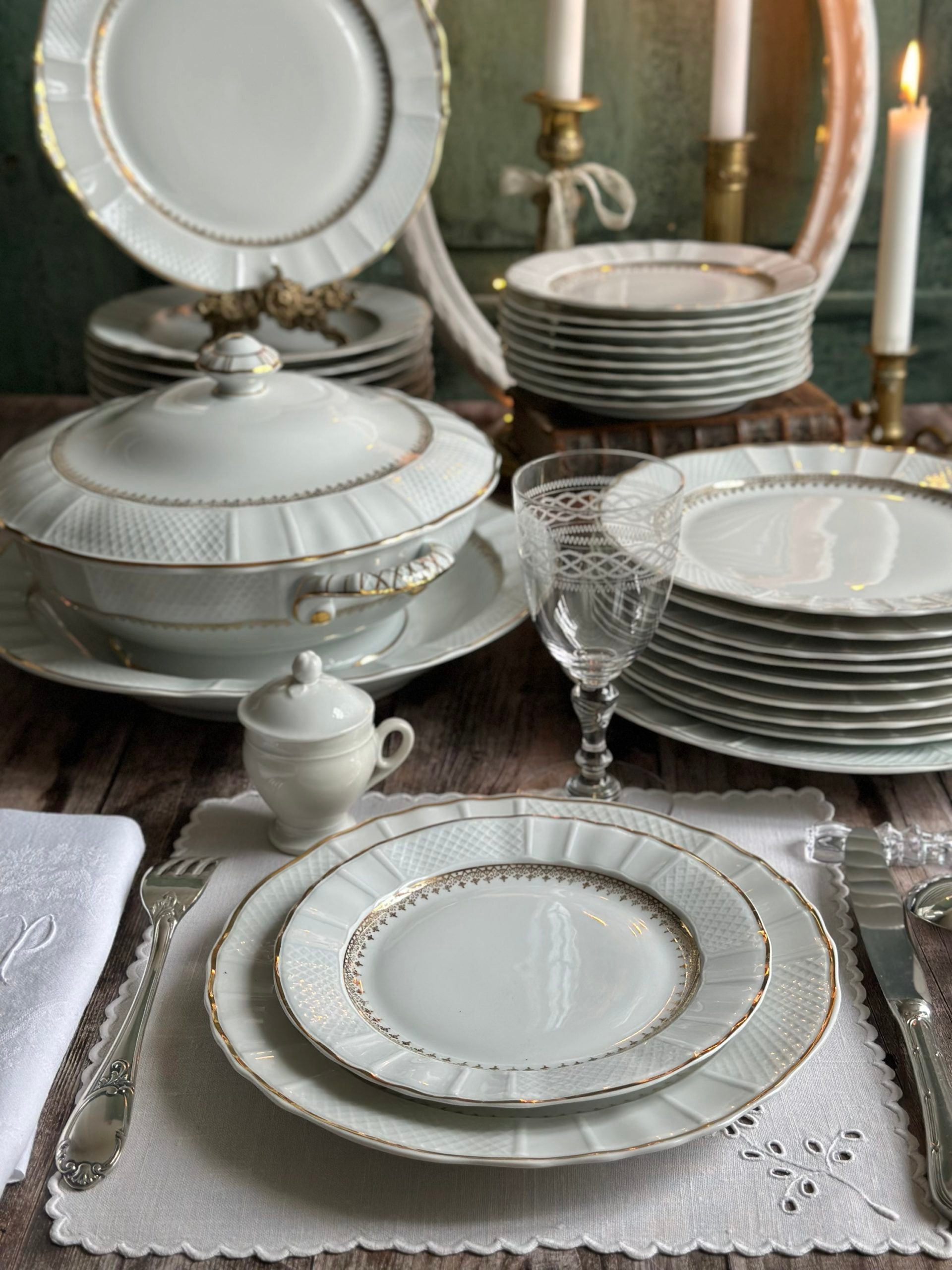 Exquisite 9-person dinner service from the prestigious Bernardaud factory, Malmaison model. Limoges porcelain.