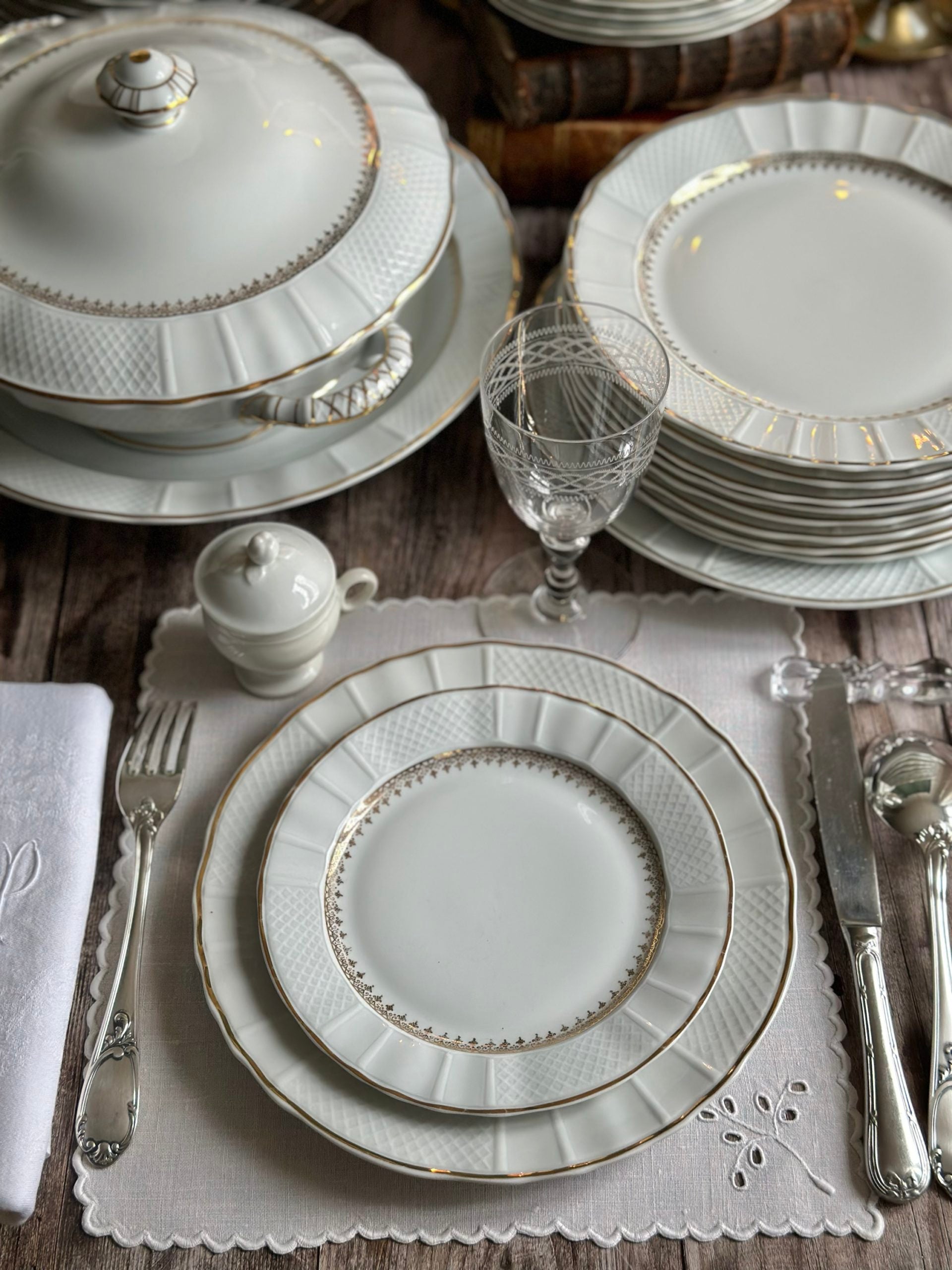Exquisite 9-person dinner service from the prestigious Bernardaud factory, Malmaison model. Limoges porcelain.