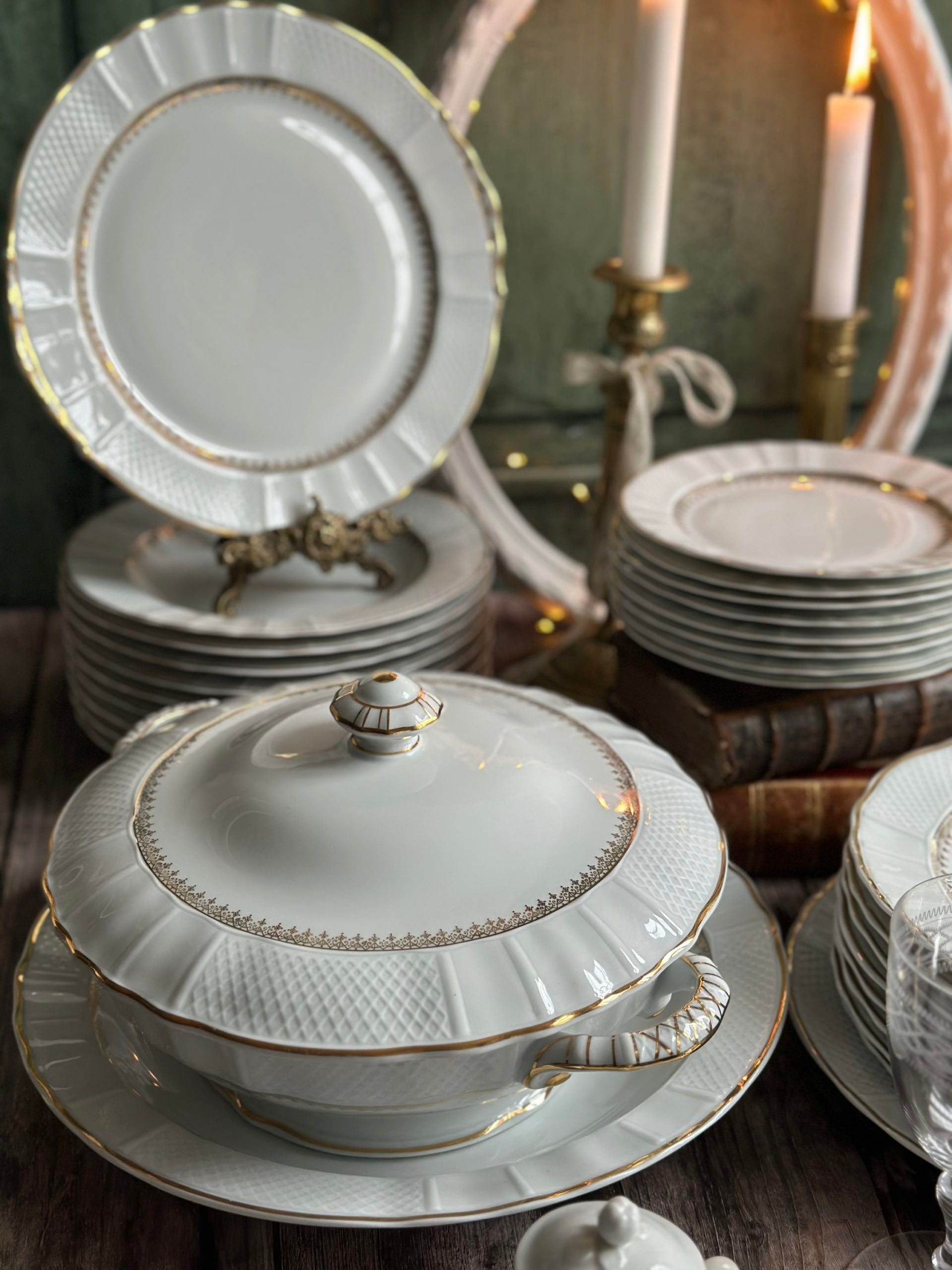 Exquisite 9-person dinner service from the prestigious Bernardaud factory, Malmaison model. Limoges porcelain.