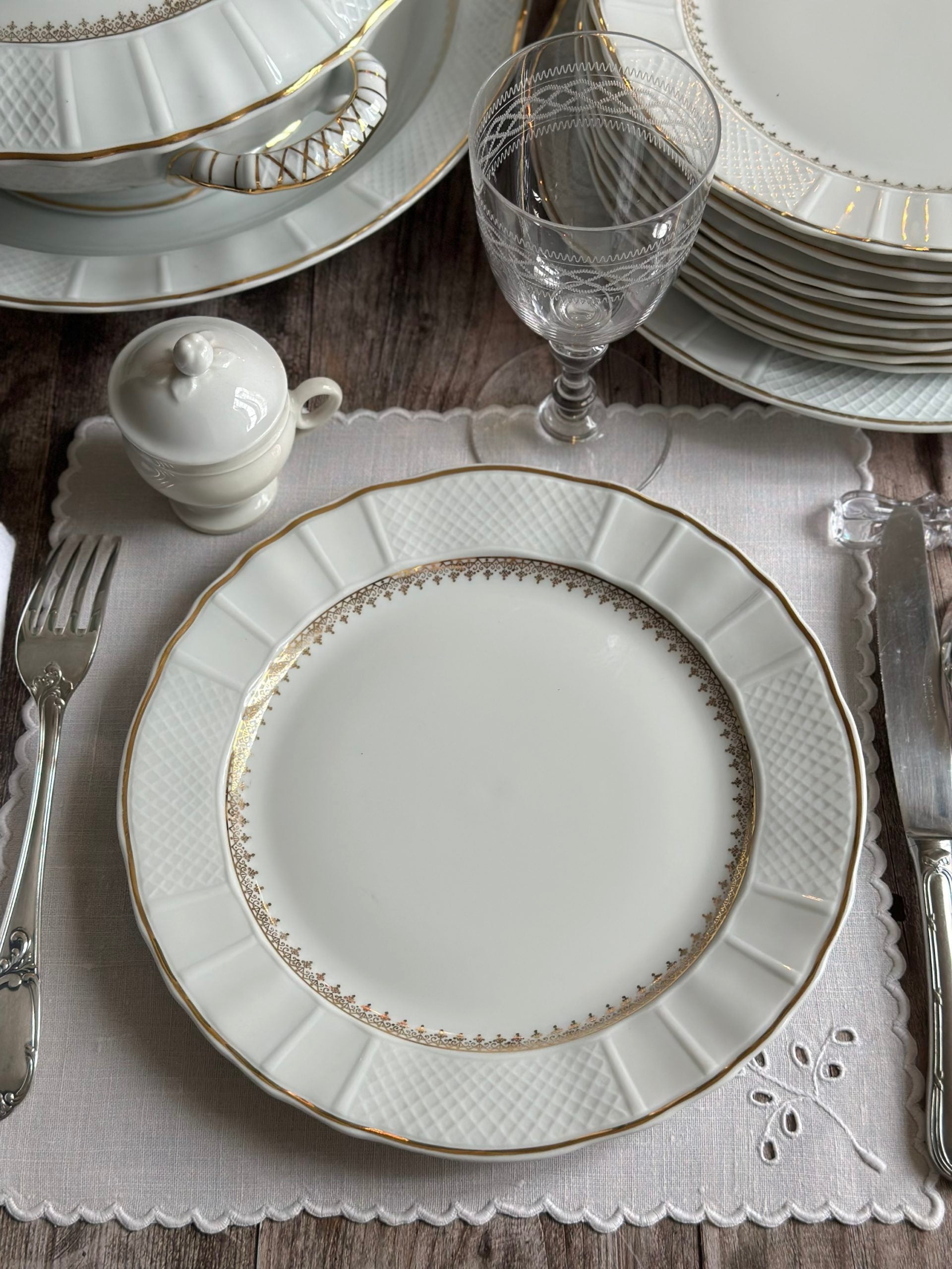 Set of 6 dinner plates from the prestigious Bernardaud factory, Malmaison pattern. Limoges porcelain.