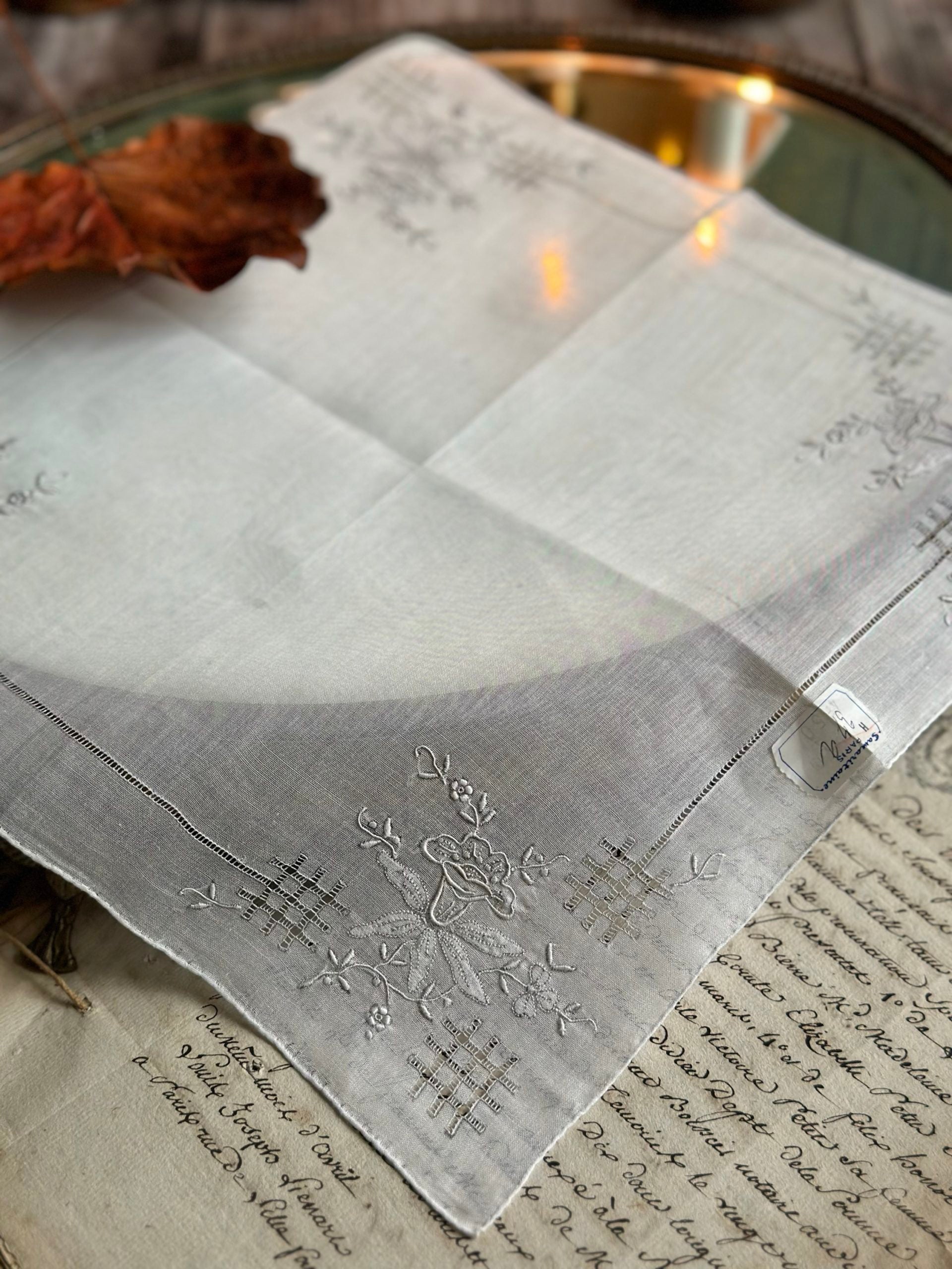 IV. Mouchoir ancien brodé main - étiqueté Samaritaine Paris