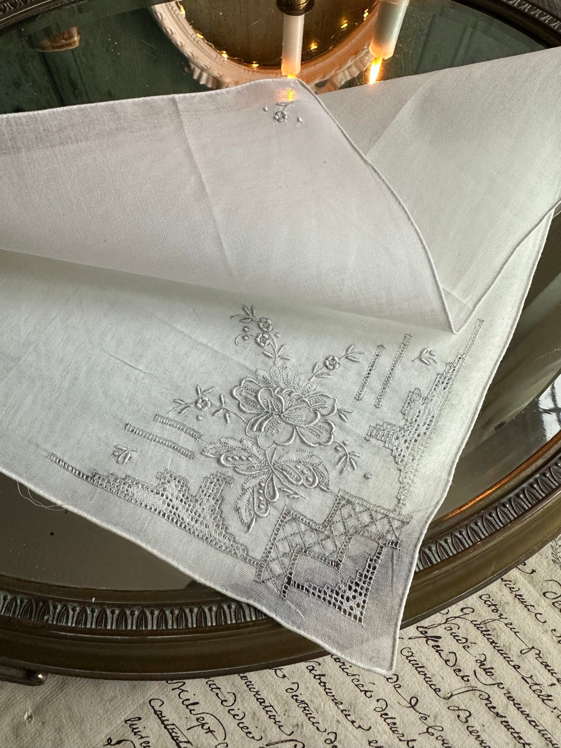 VI. Mouchoir ancien brodé main