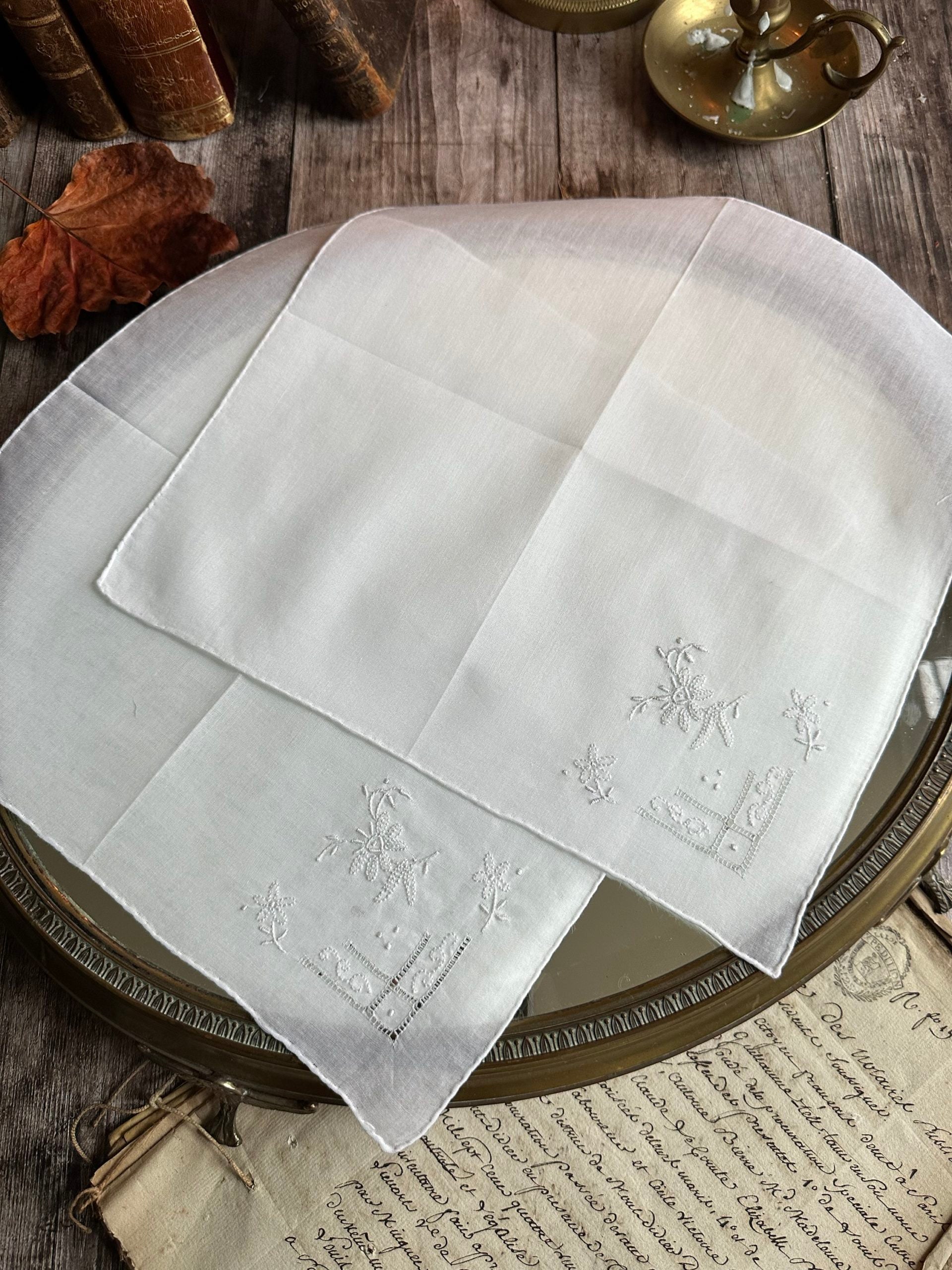 IX. Deux mouchoirs anciens brodés main