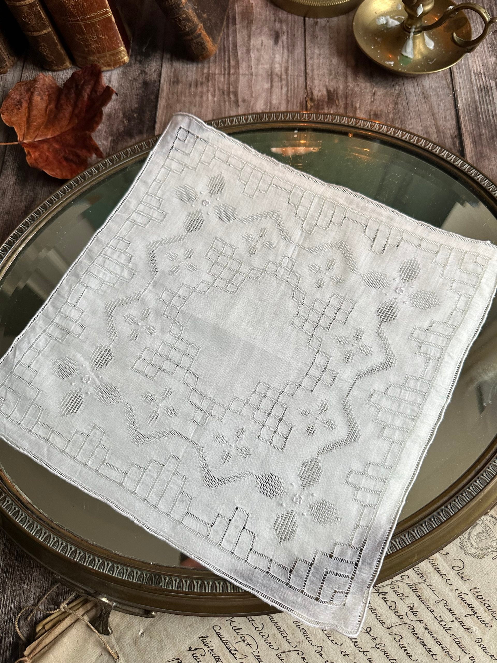 X. Mouchoir ancien brodé main