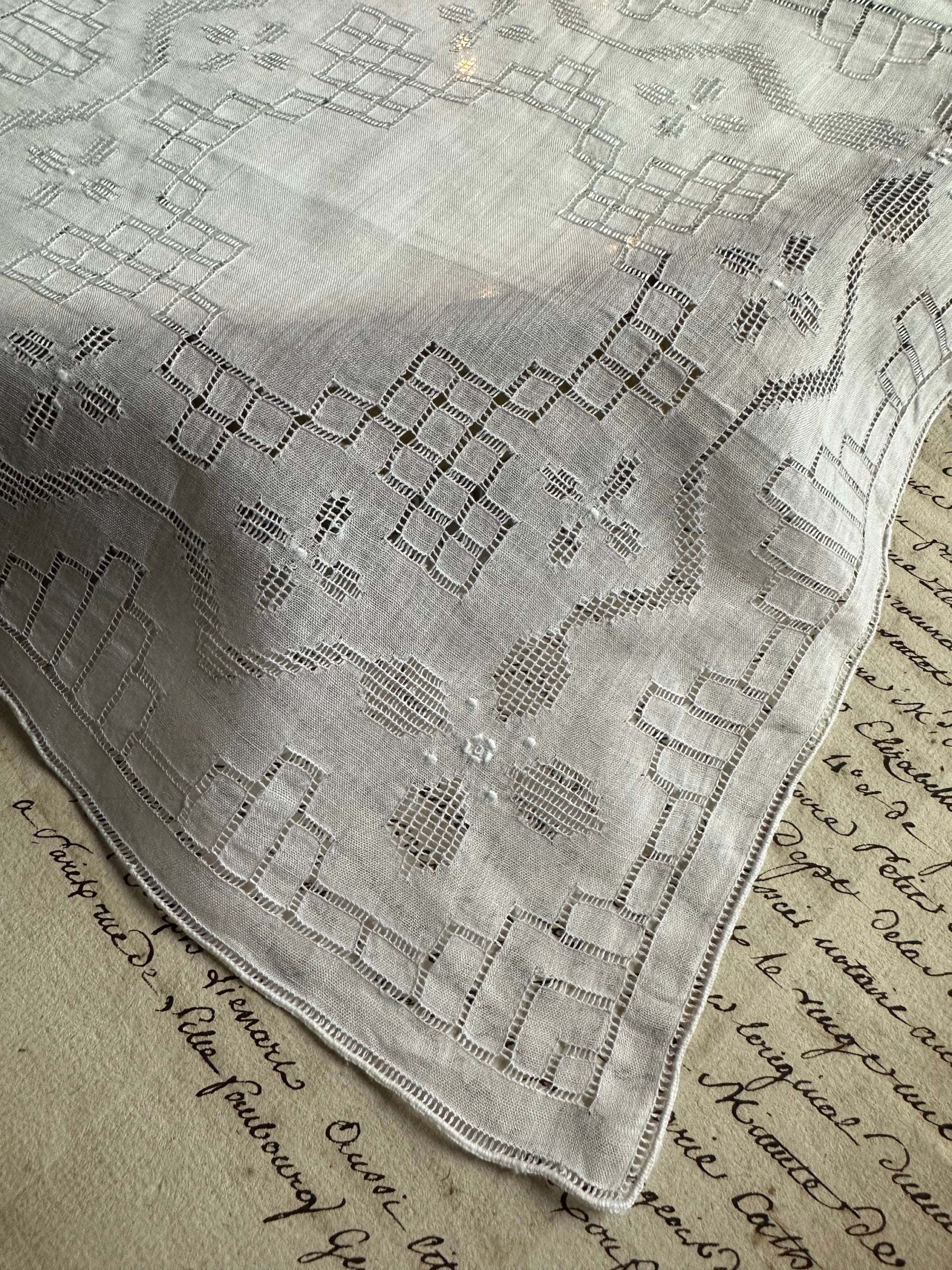 X. Mouchoir ancien brodé main