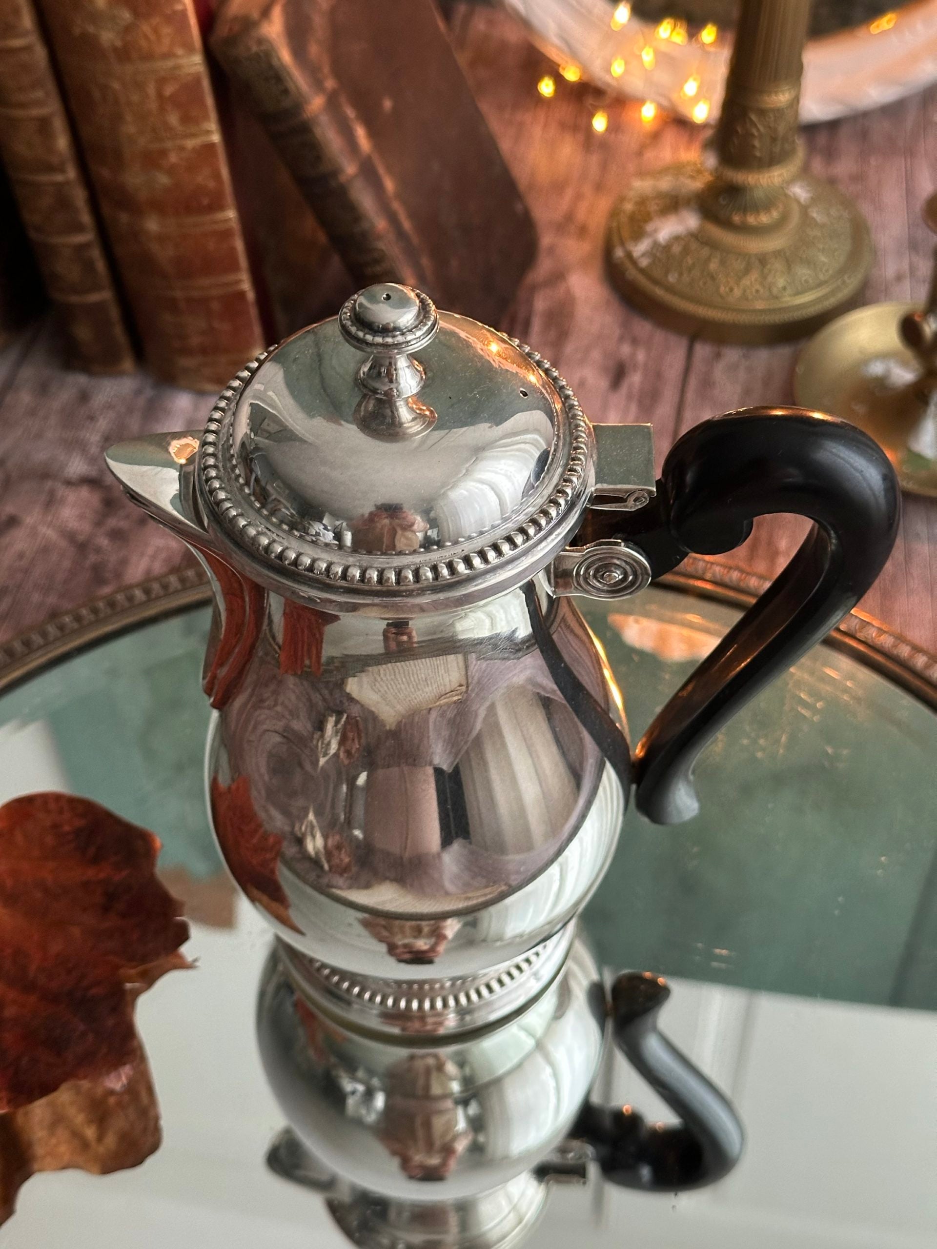 I. Elégante théière / cafetière en métal argenté