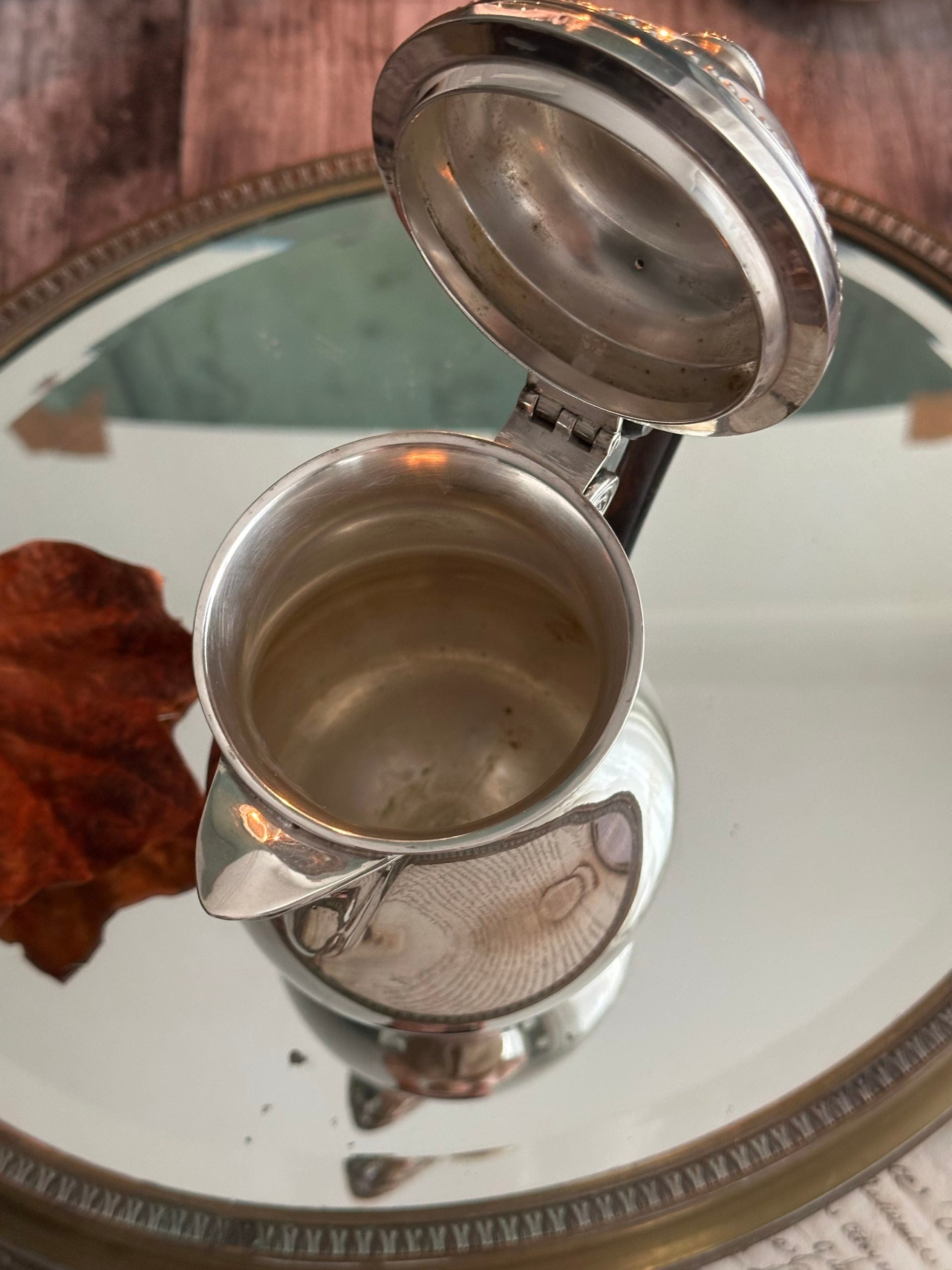 I. Elégante théière / cafetière en métal argenté