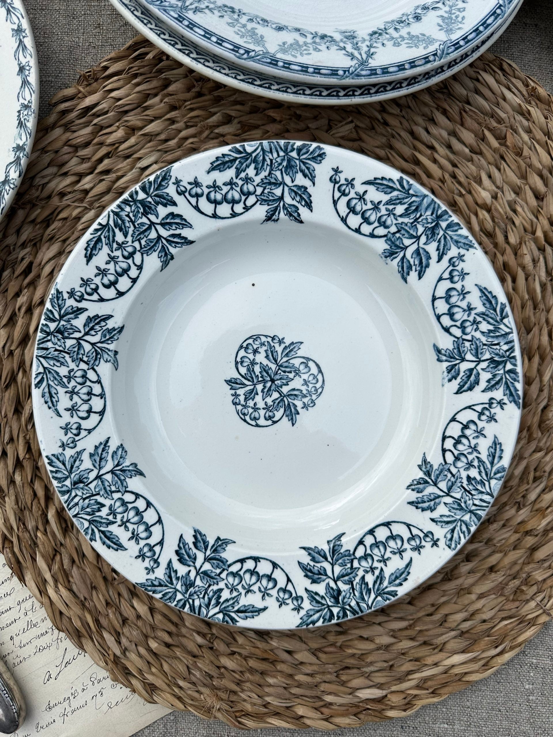 I. Suite de 6 assiettes creuses dépareillées