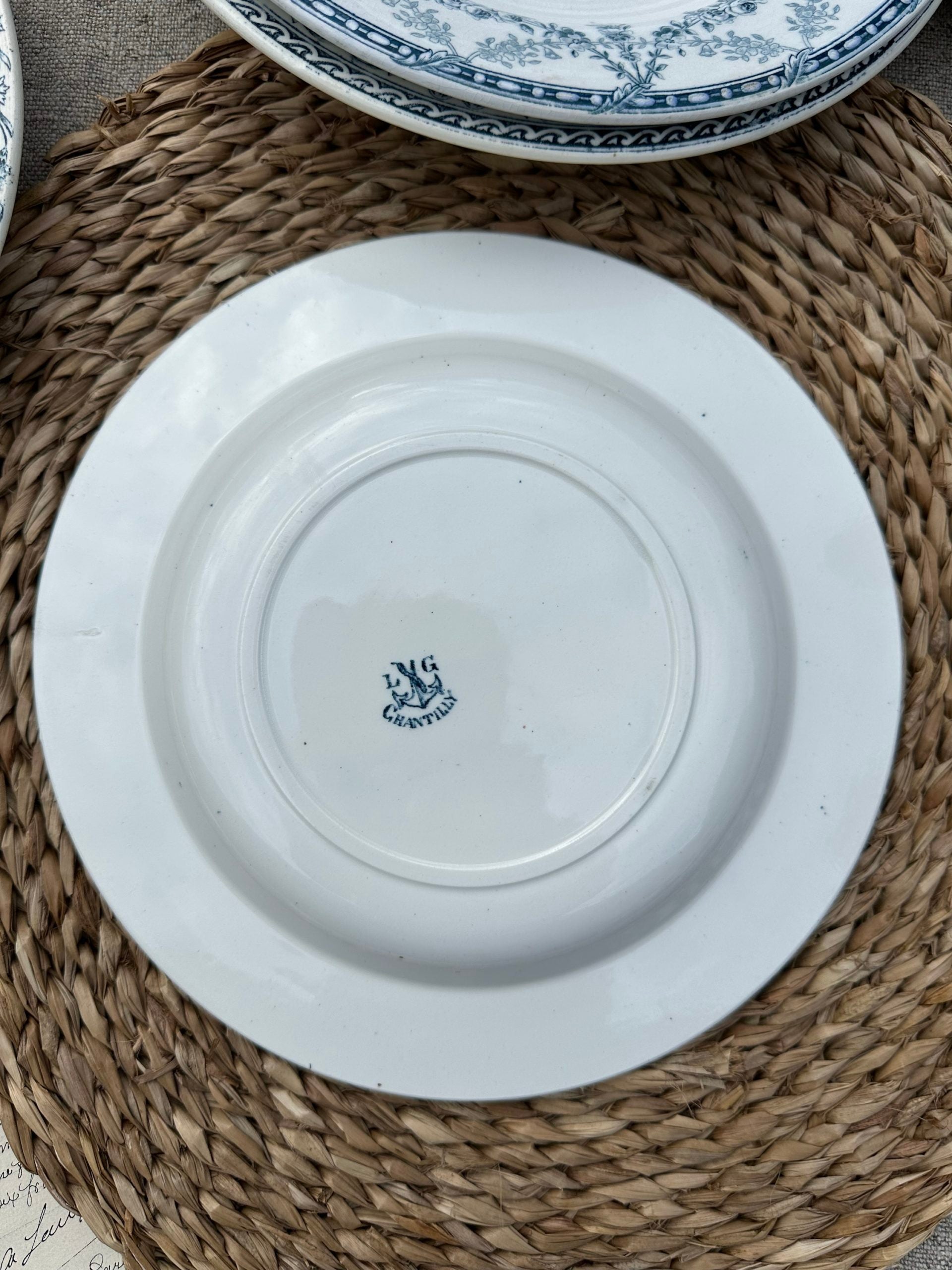 I. Suite de 6 assiettes creuses dépareillées