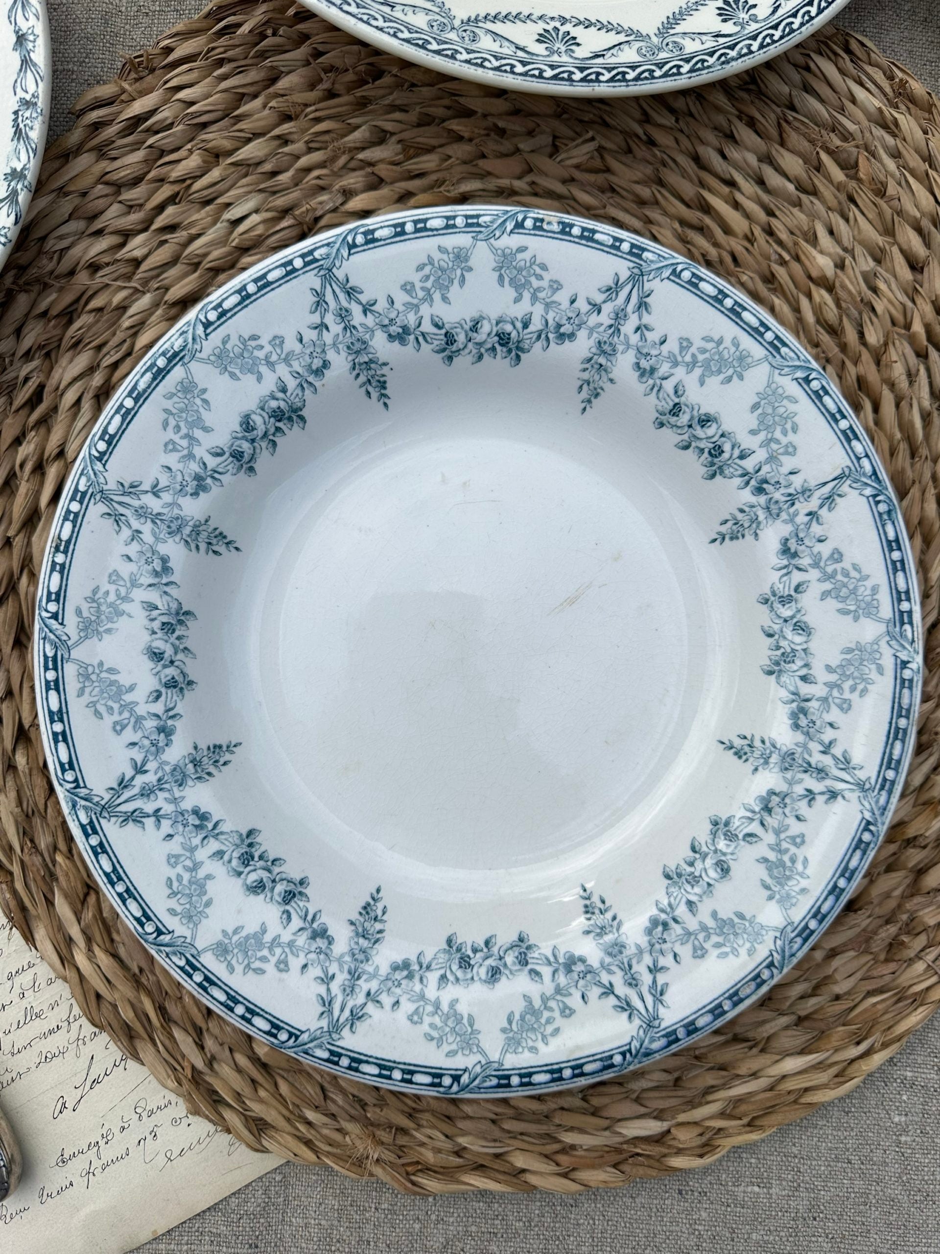 I. Suite de 6 assiettes creuses dépareillées