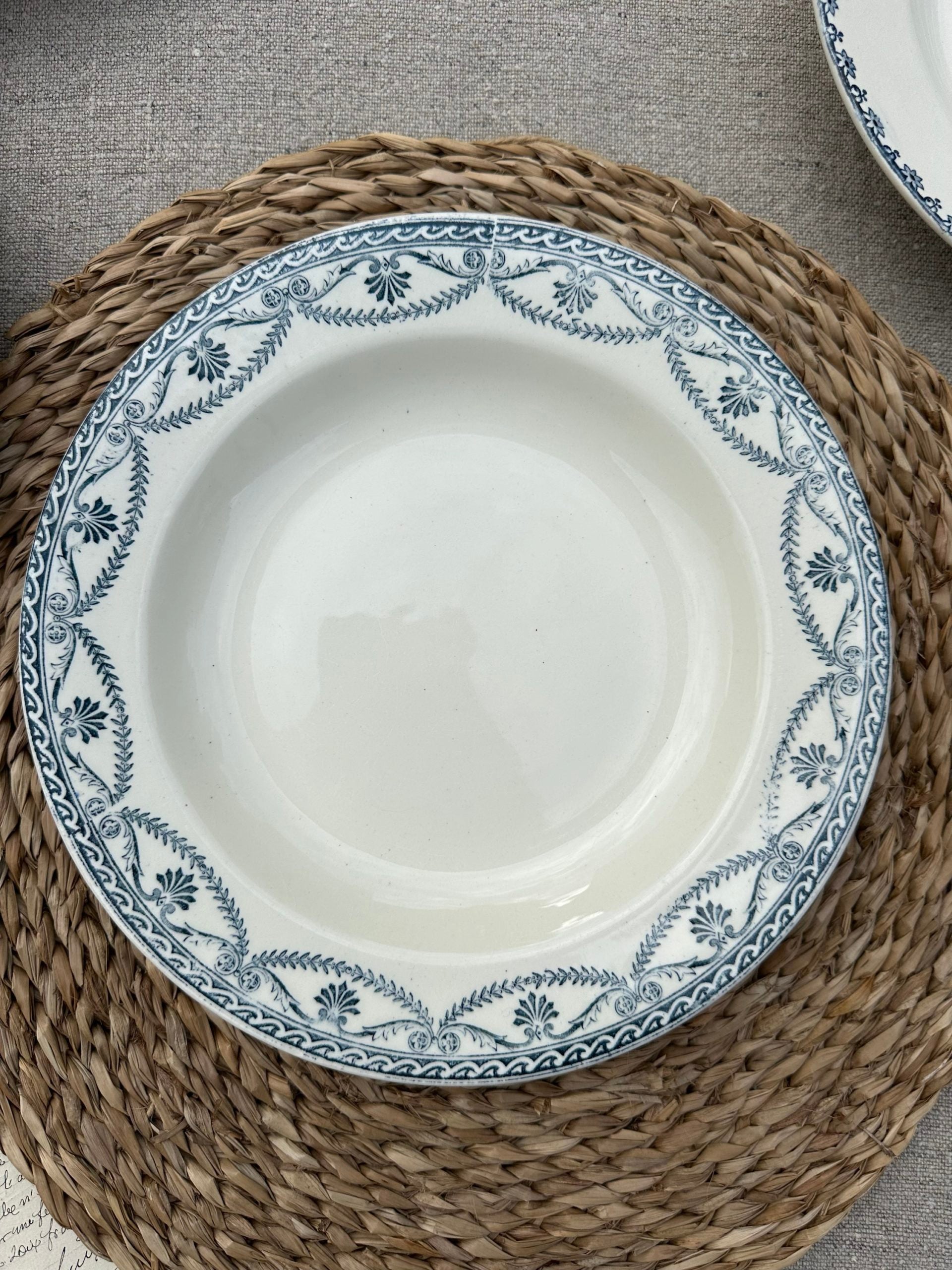I. Suite de 6 assiettes creuses dépareillées