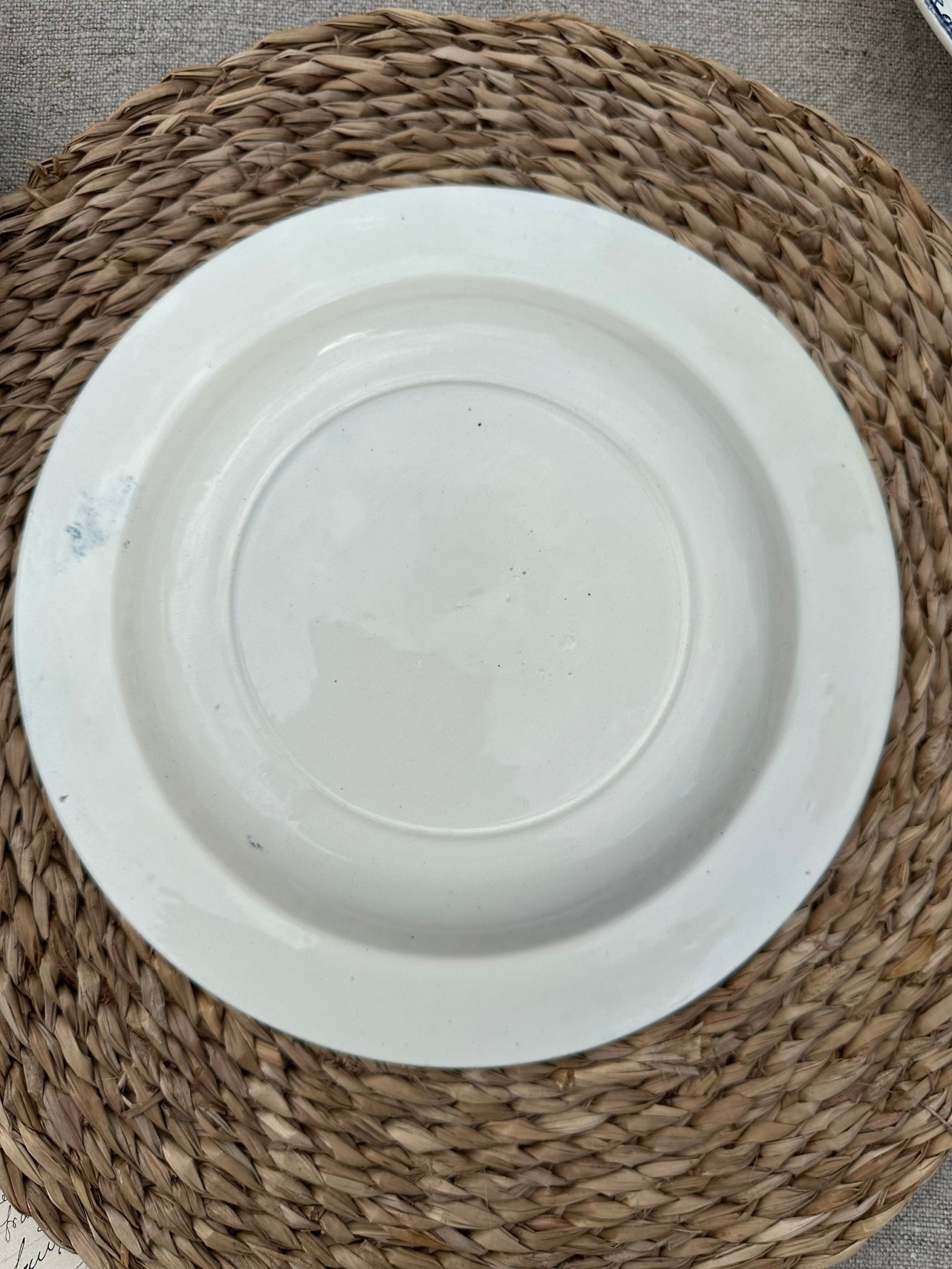 I. Suite de 6 assiettes creuses dépareillées
