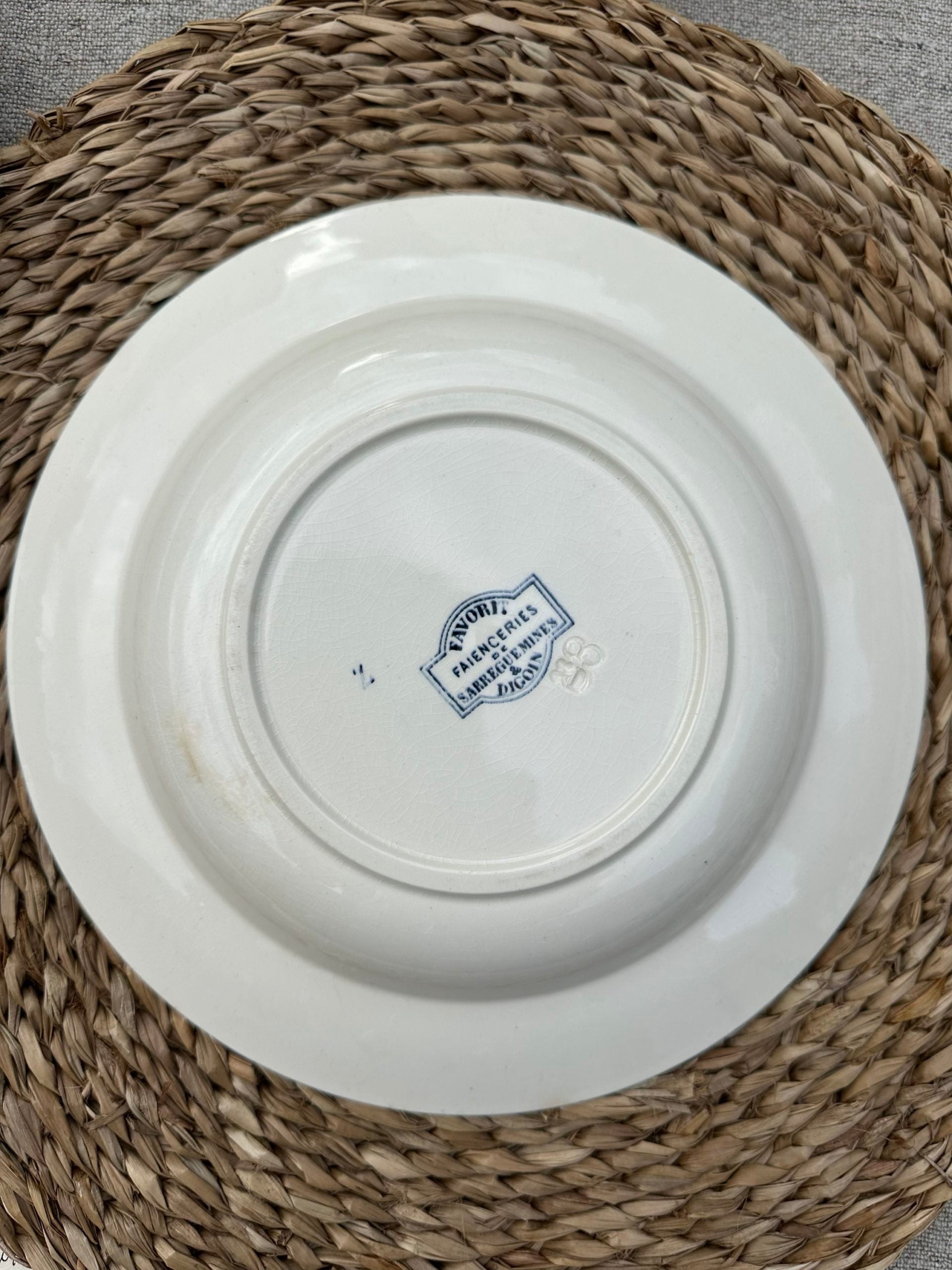I. Suite de 6 assiettes creuses dépareillées