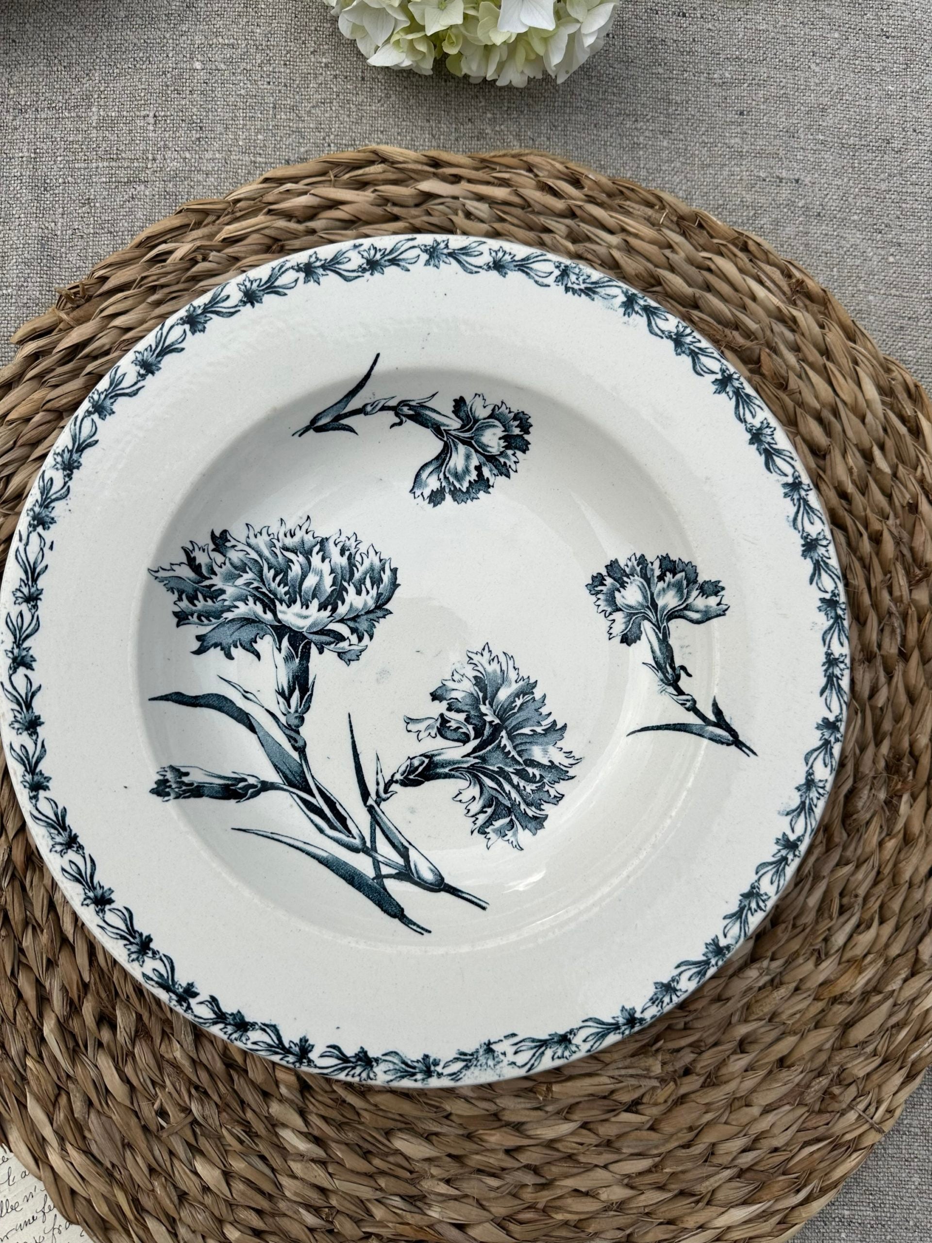 I. Suite de 6 assiettes creuses dépareillées