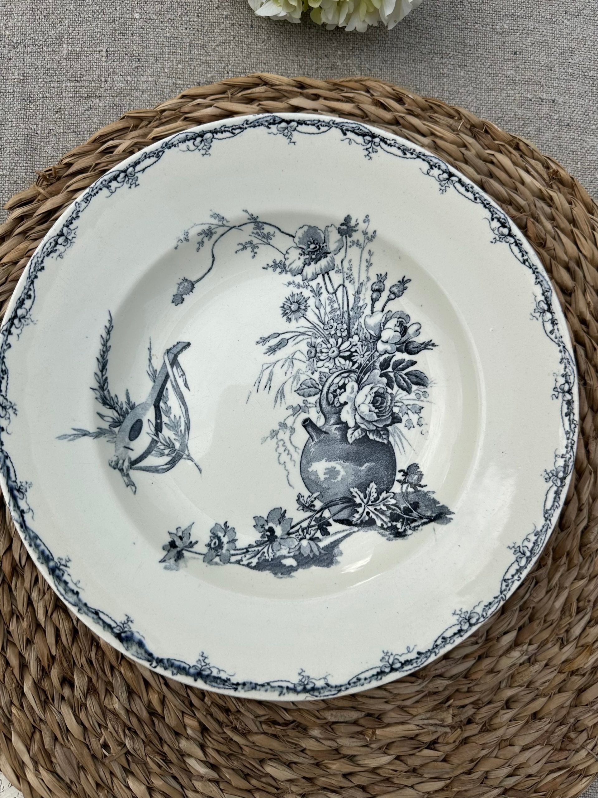 I. Suite de 6 assiettes creuses dépareillées
