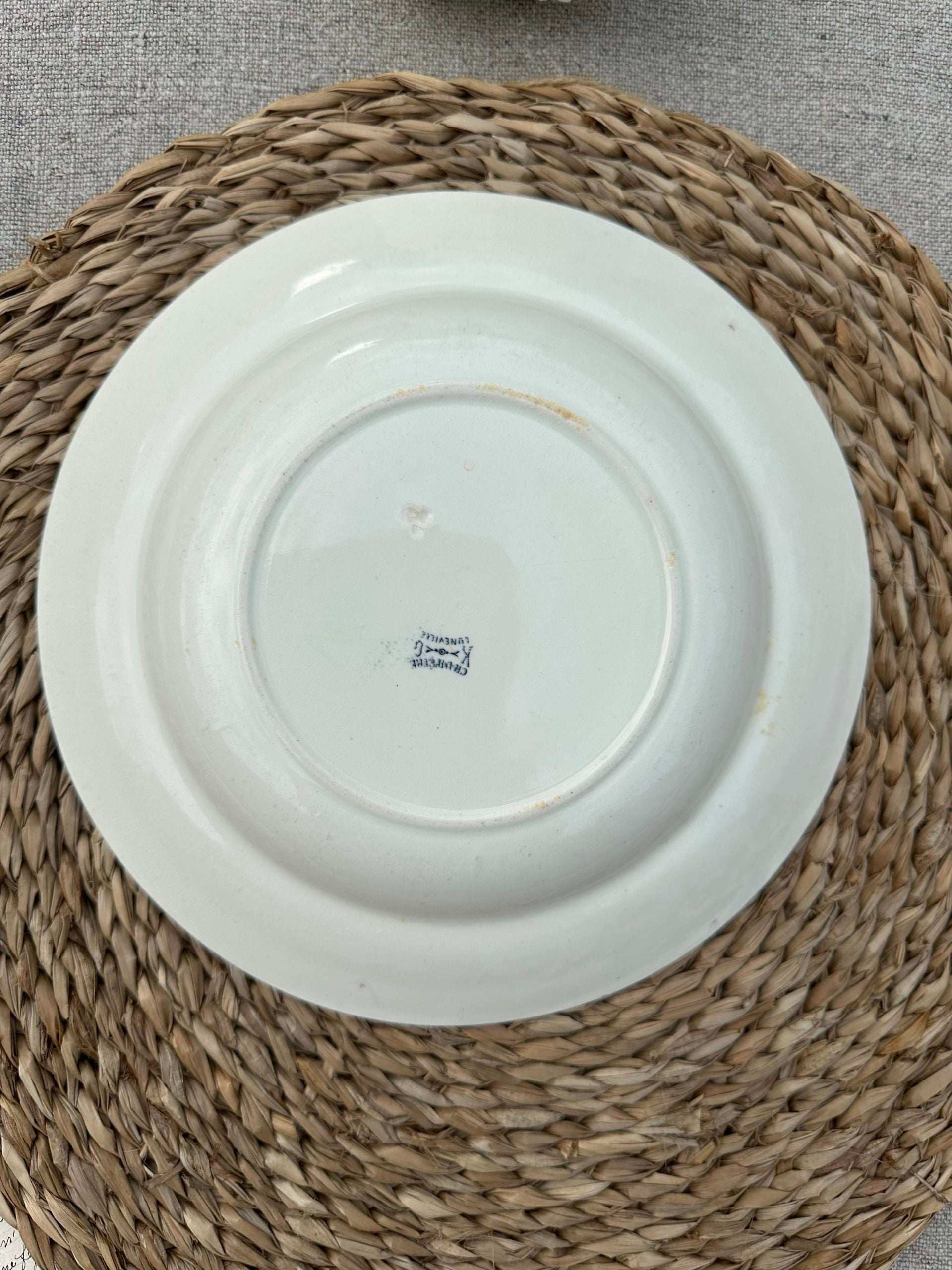 I. Suite de 6 assiettes creuses dépareillées
