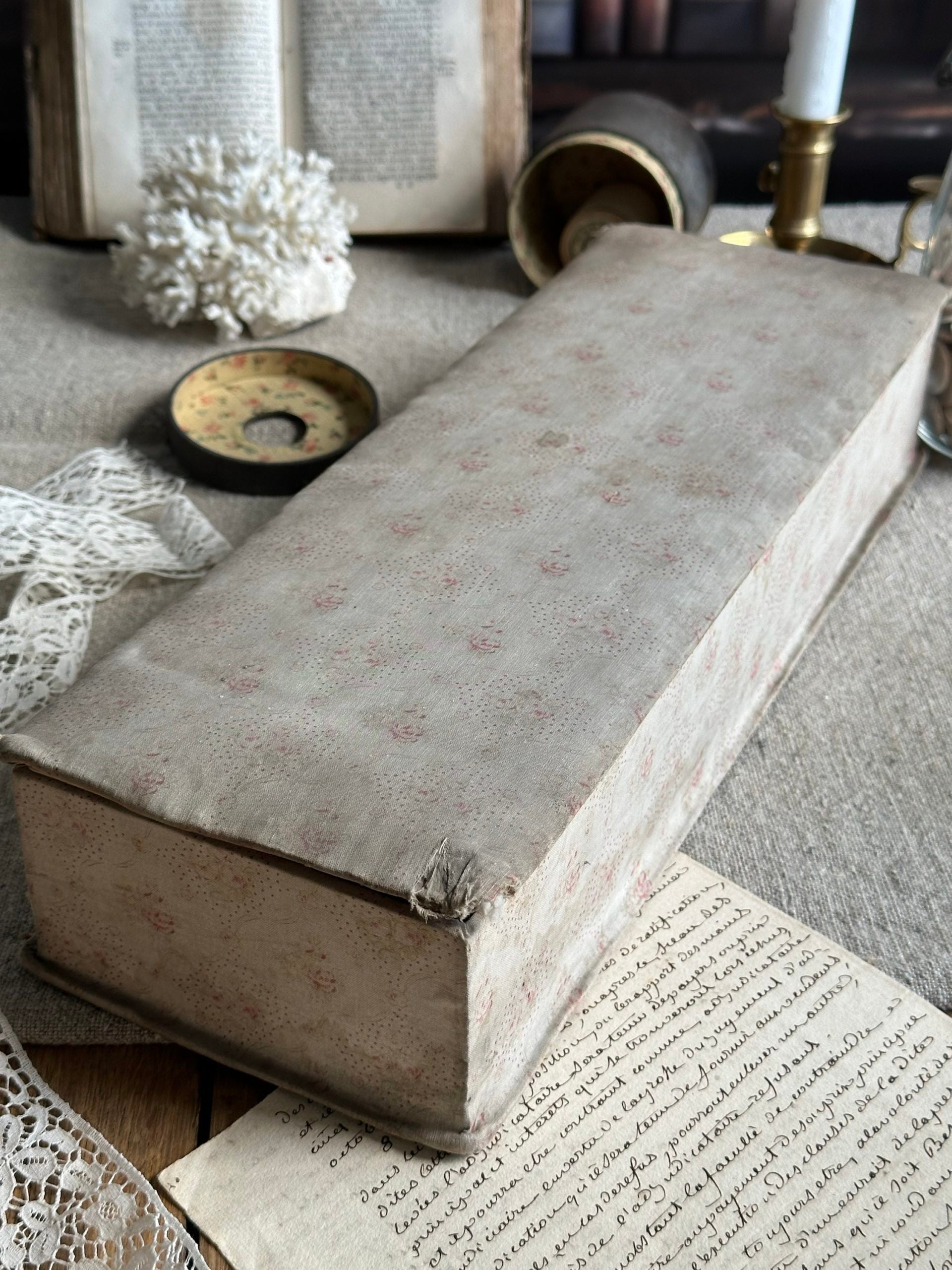 V. Boîte à couture ancienne recouverte du tissu