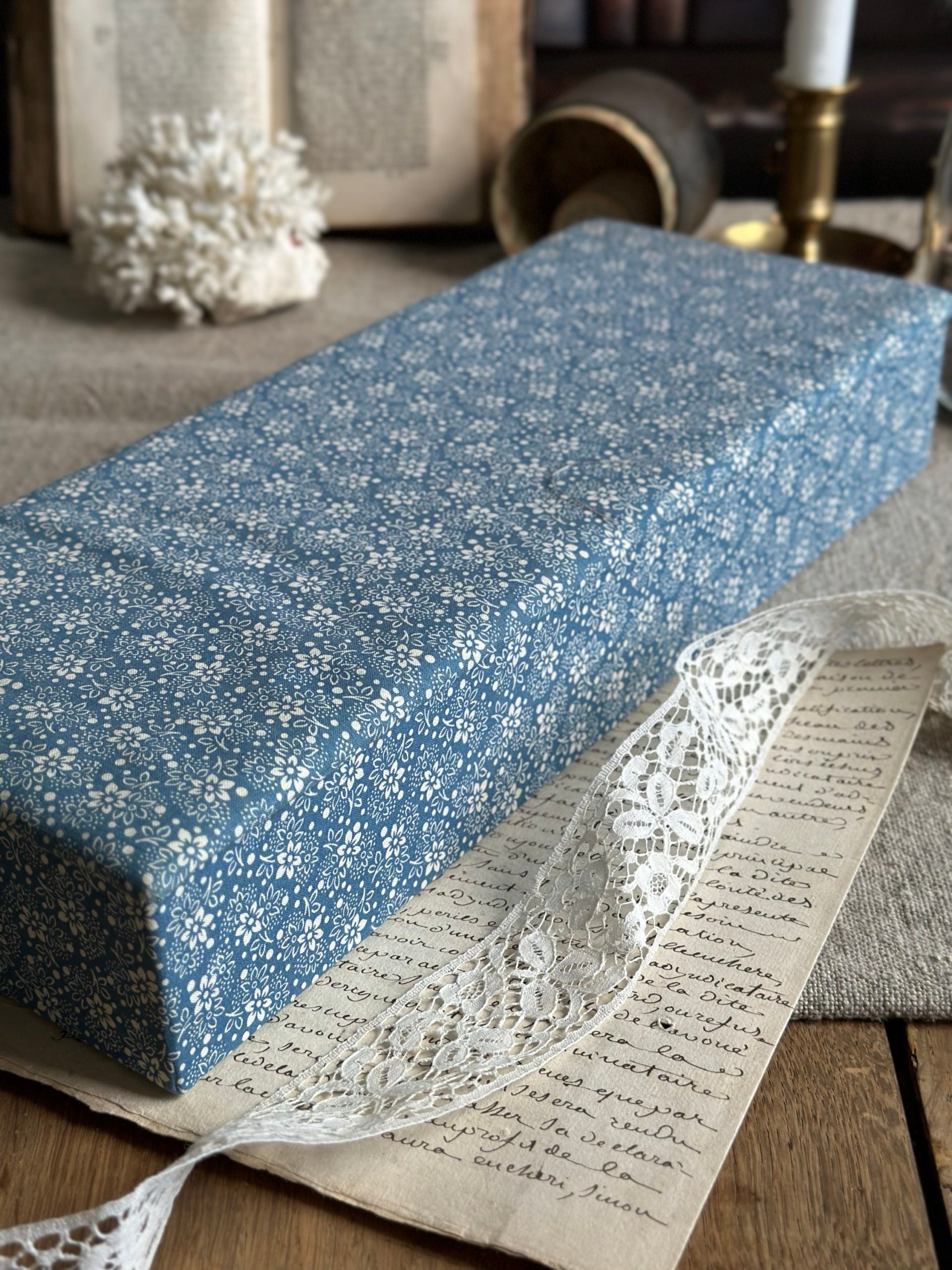 VII. Boîte à couture ancienne recouverte du tissu