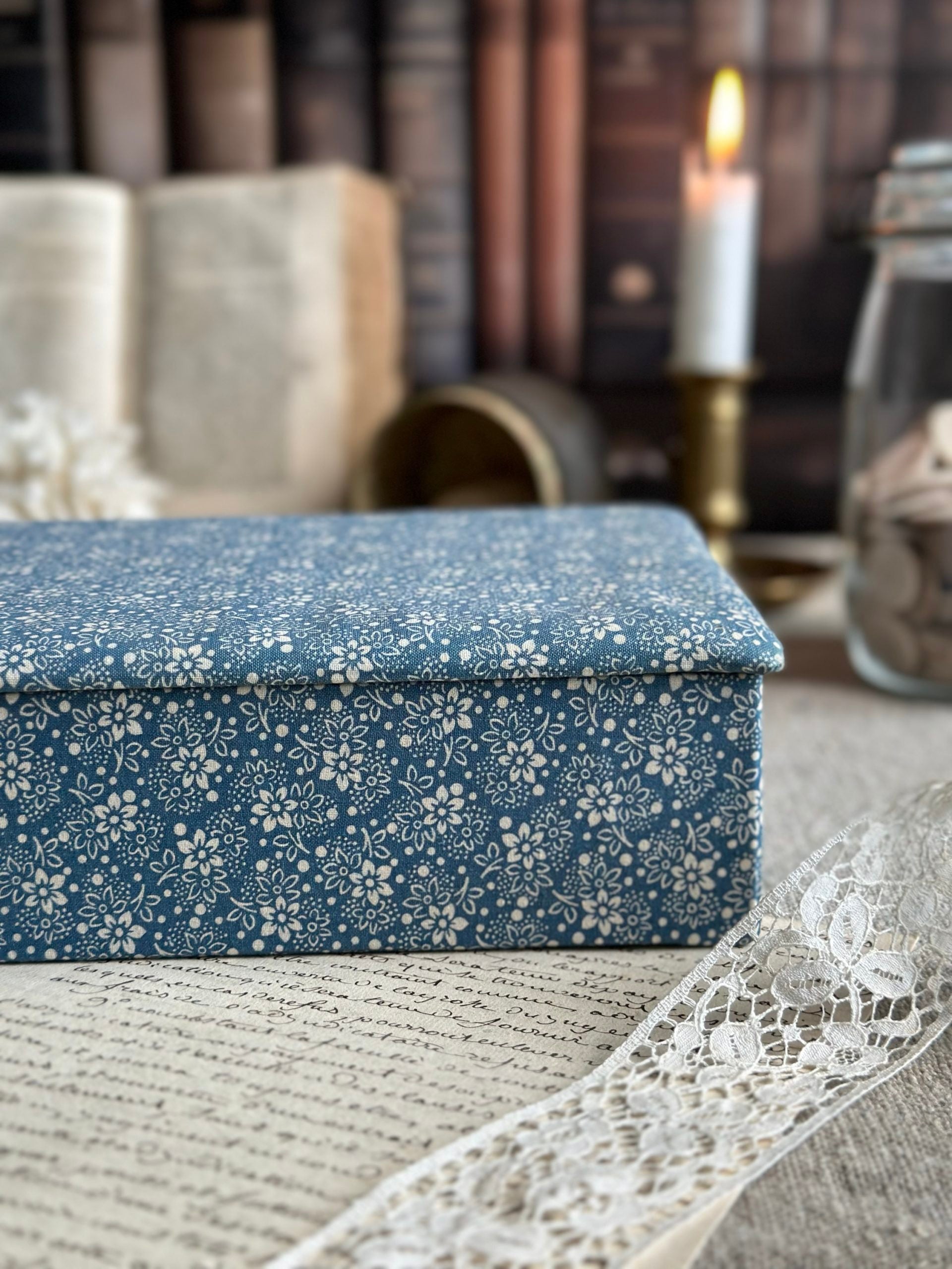 VII. Boîte à couture ancienne recouverte du tissu