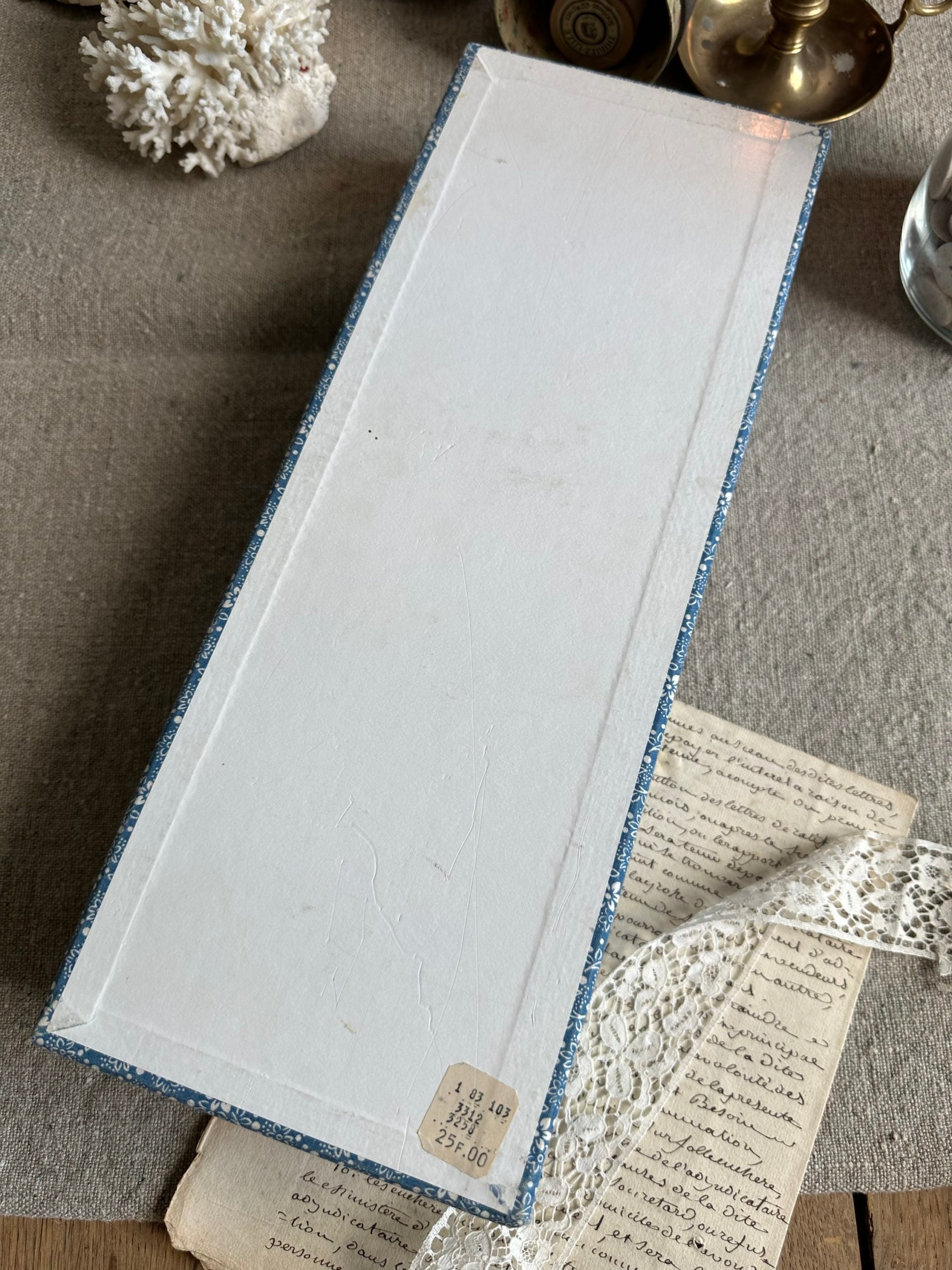 VII. Boîte à couture ancienne recouverte du tissu